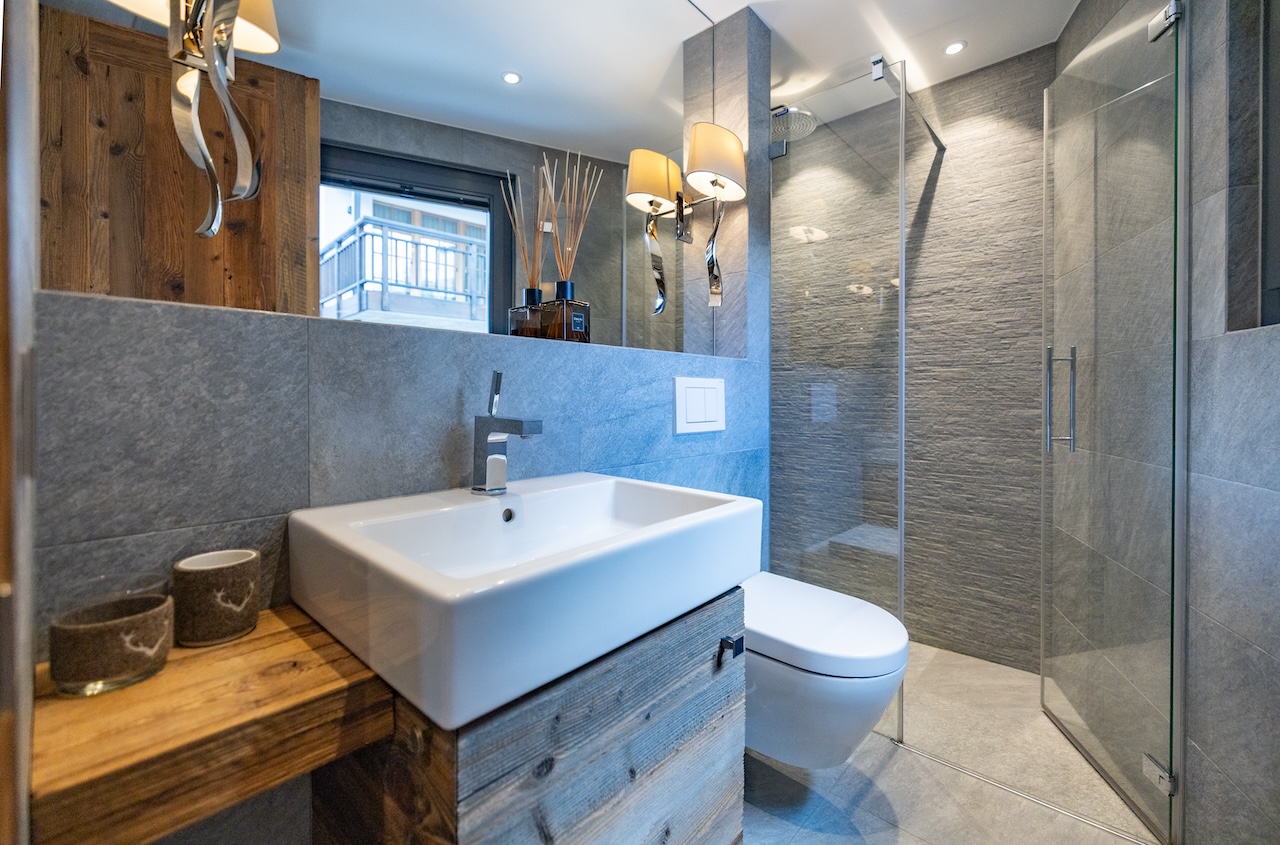 Modernes Badezimmer mit Walk-in-Dusche und Holzdetails