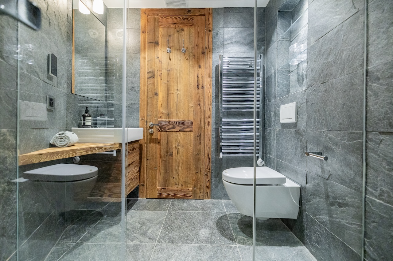 Modernes Badezimmer mit Walk-in-Dusche und Holzdetails