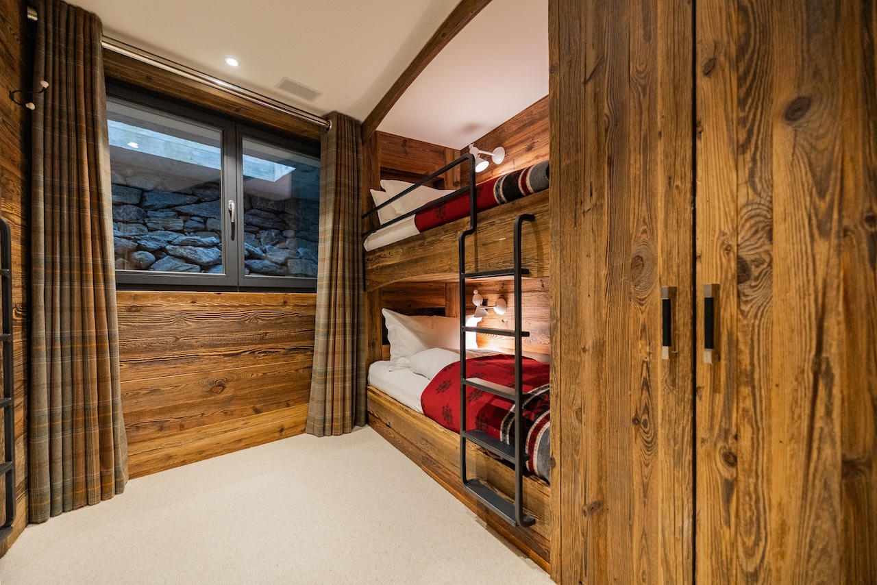 Rustikales Schlafzimmer mit Etagenbett