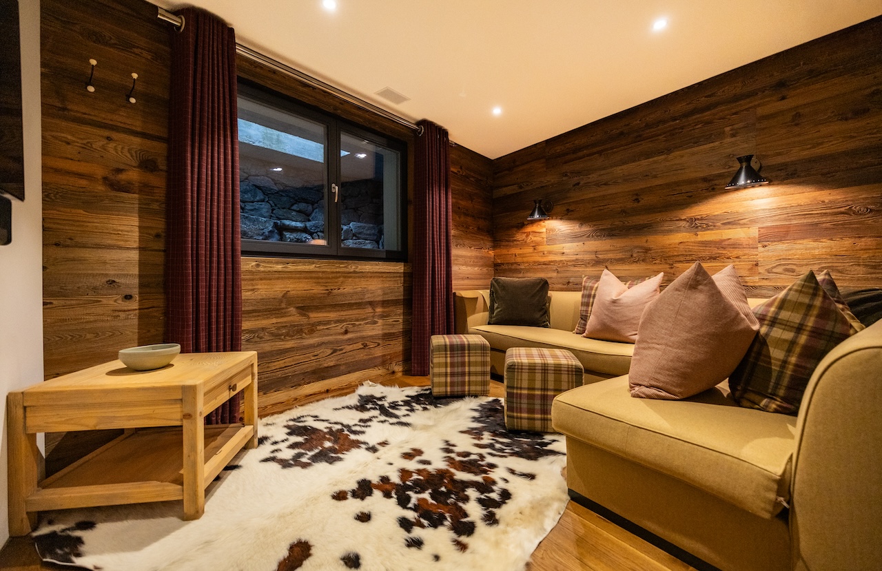 Gemütliche rustikale Sitzlounge mit Holzvertäfelung