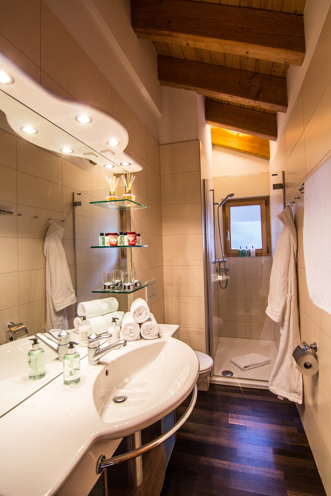 Modernes Badezimmer mit Dusche und Waschtisch