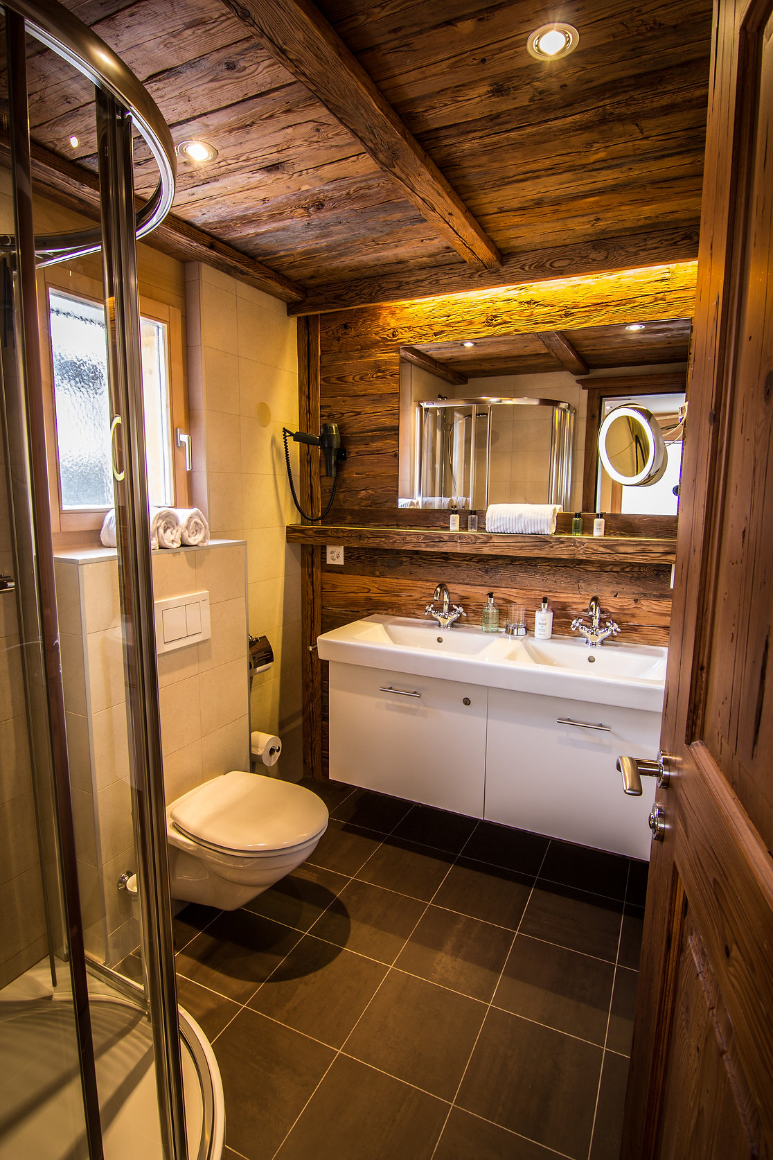 Rustikales Bad mit Holzdetails