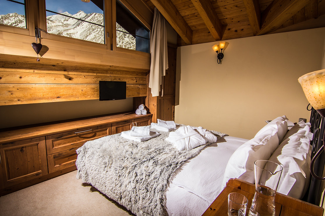 Gemütliches Chalet-Schlafzimmer mit Bergblick