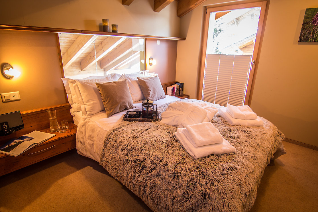 Gemütliches Schlafzimmer mit Holzdetails