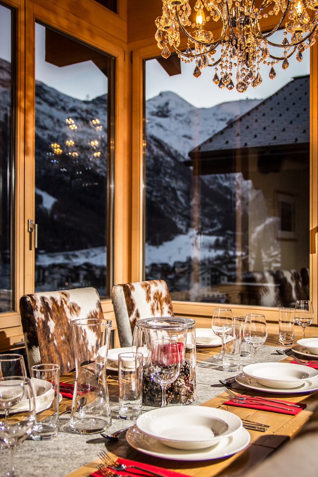 Festlich gedeckter Essbereich mit Bergblick