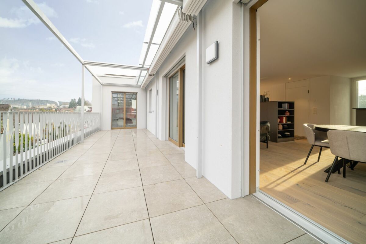 Dachterrasse mit Blick in den Wohnbereich
