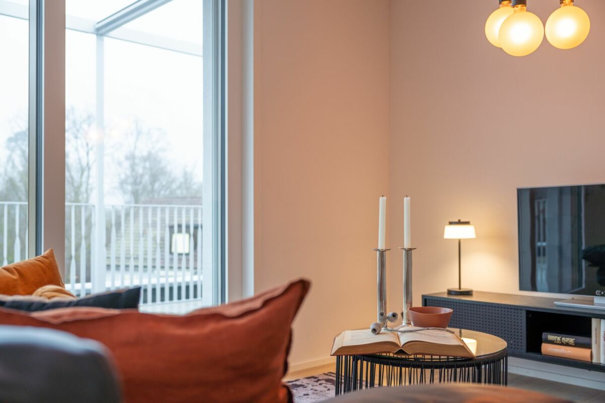 Modernes Wohnzimmer mit großer Fensterfront