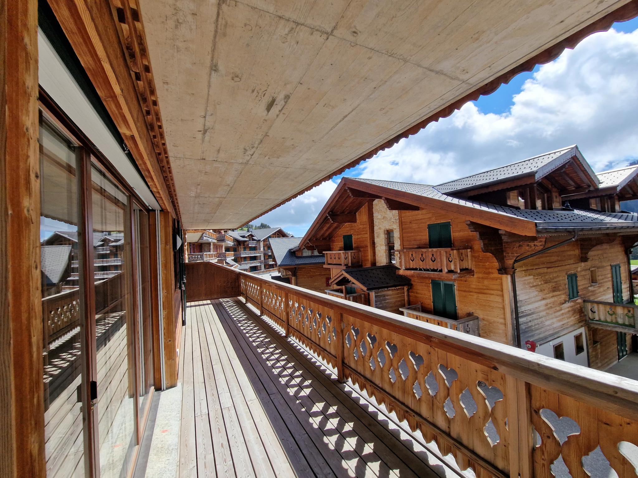 Holzbalkon mit Alpenblick