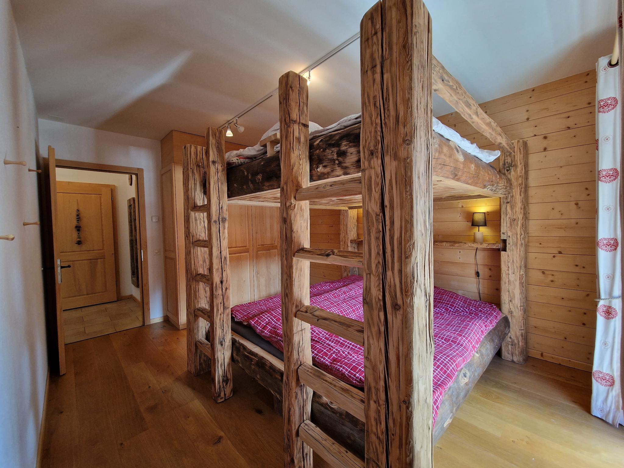 Rustikales Schlafzimmer mit Doppelstockbett
