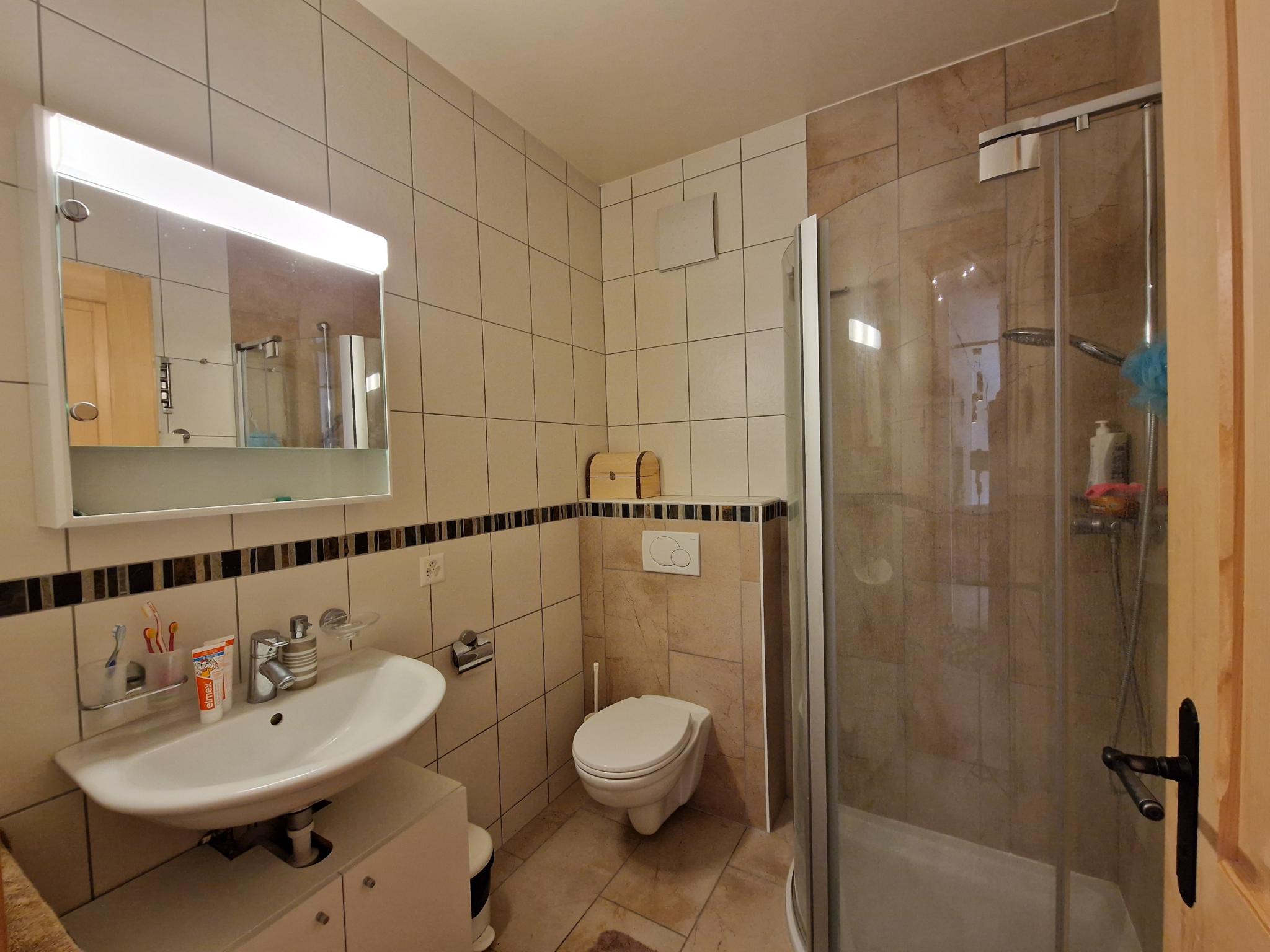 Modernes Badezimmer mit Dusche und WC
