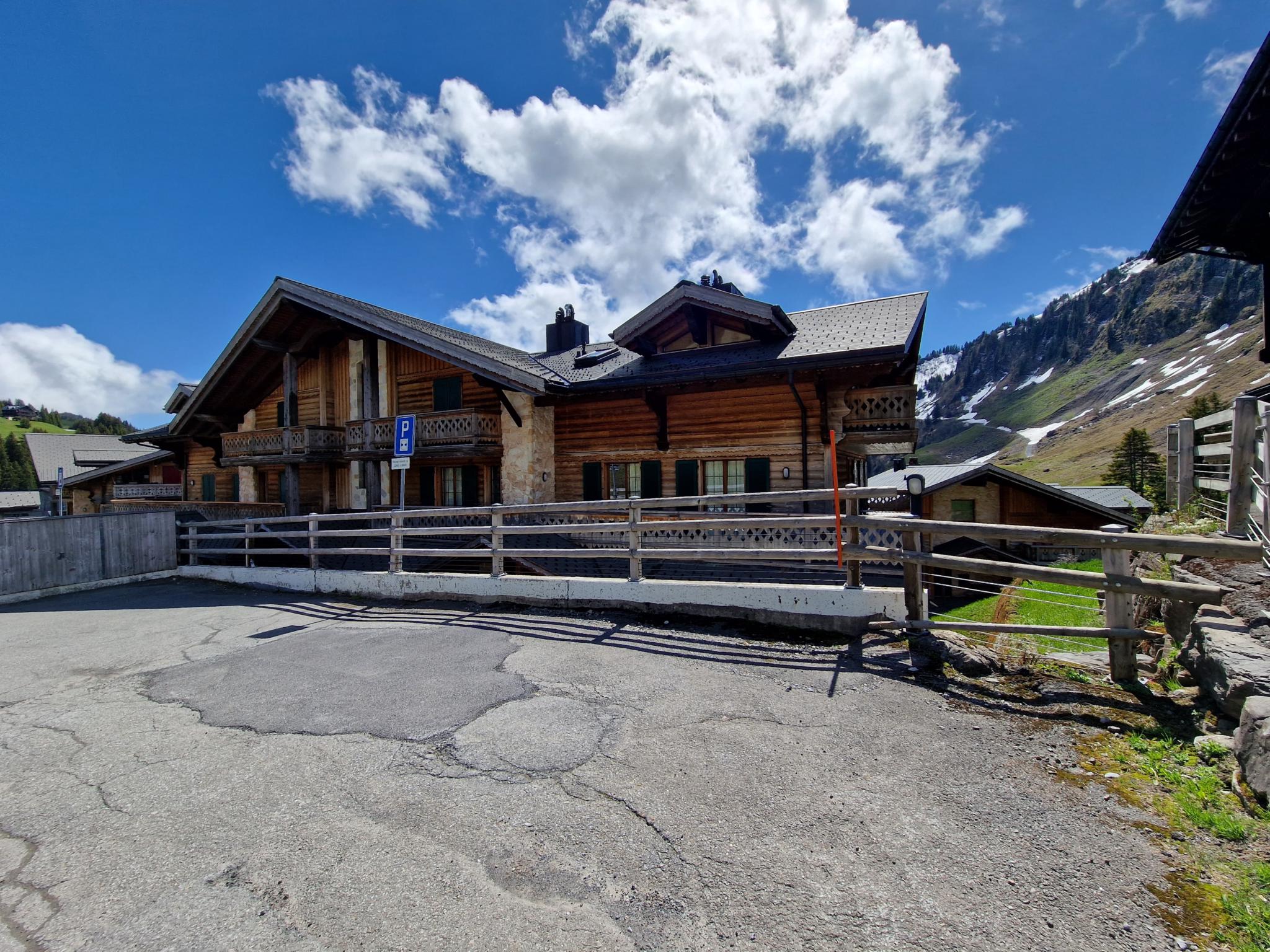 Alpines Chalet mit Bergkulisse