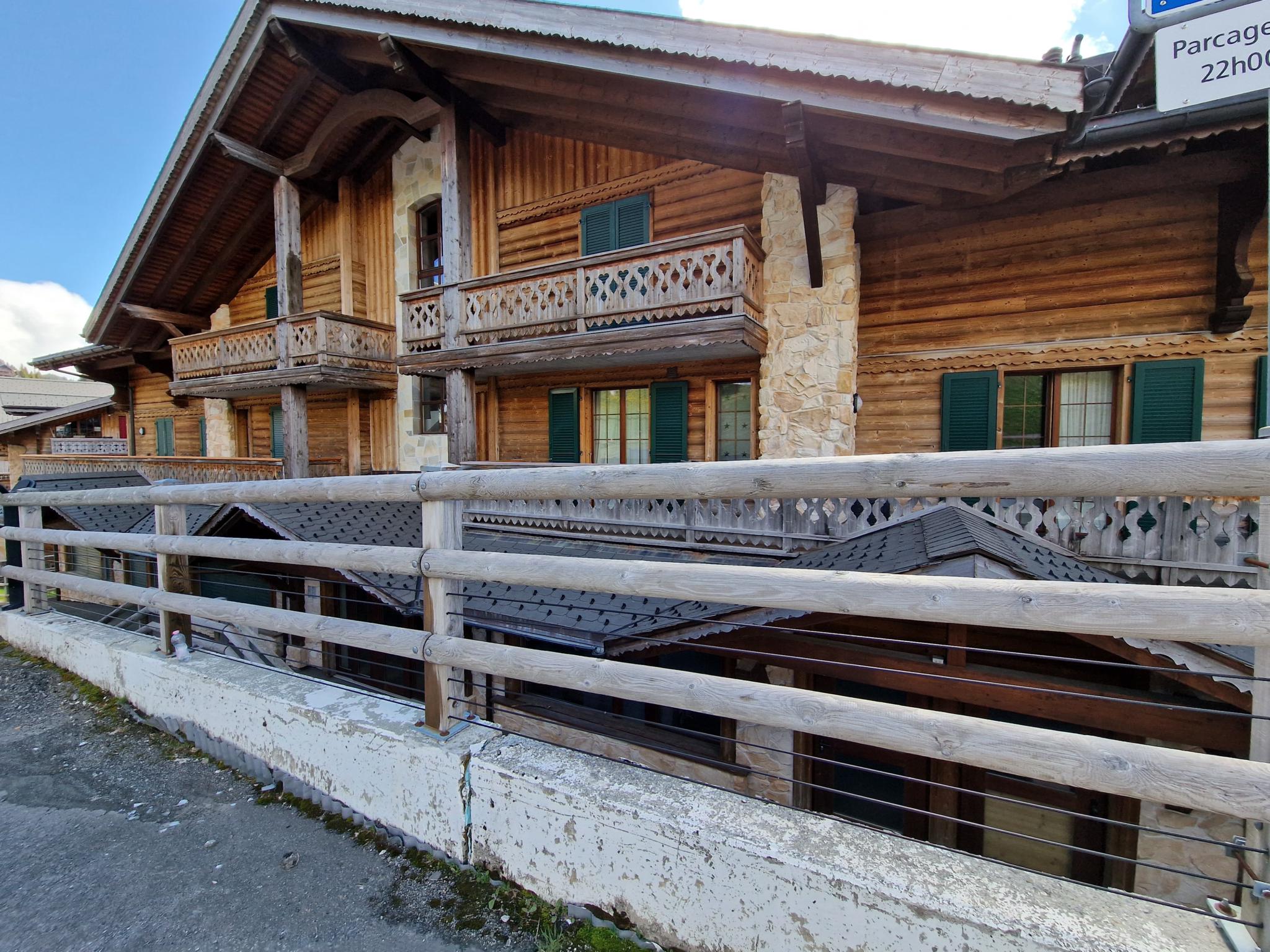 Alpine-Holzchalet mit Balkonen