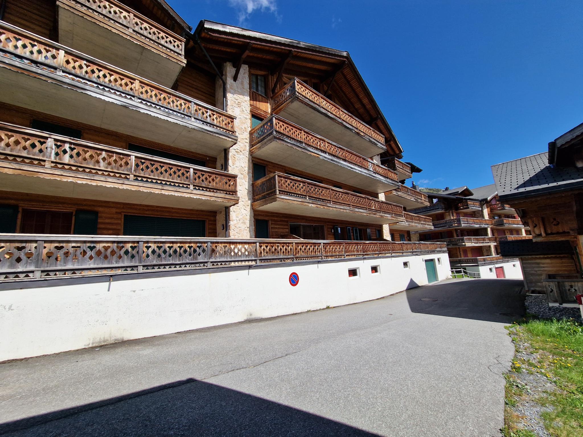Alpines Mehrfamilienhaus mit Holzbalcons