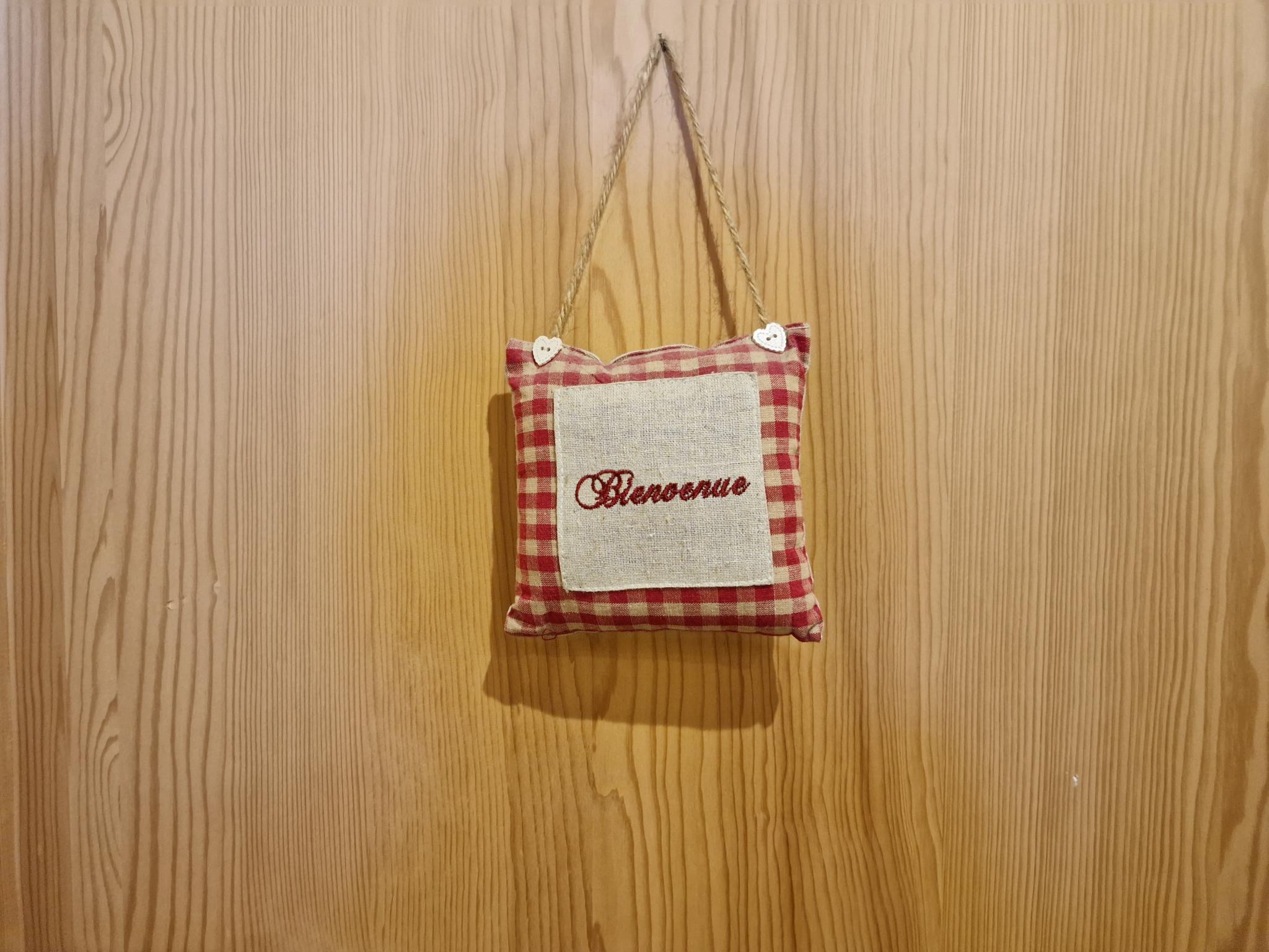 Dekoschild an Holzverkleidung