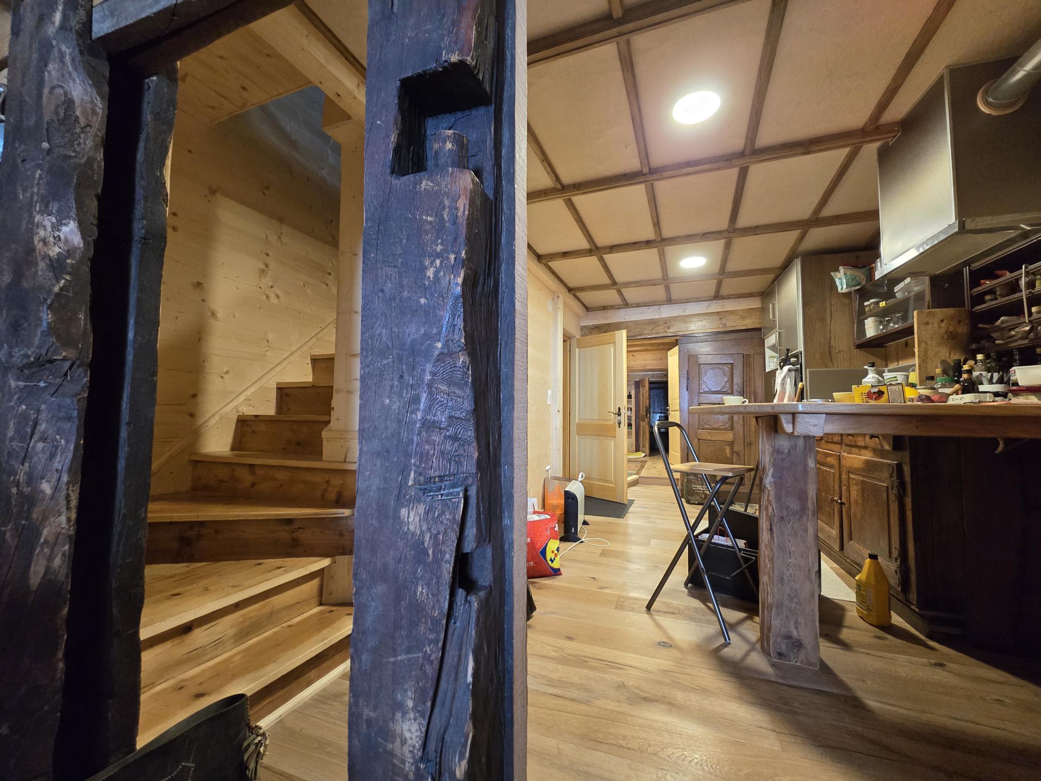 Rustikale Küche mit Holztreppe