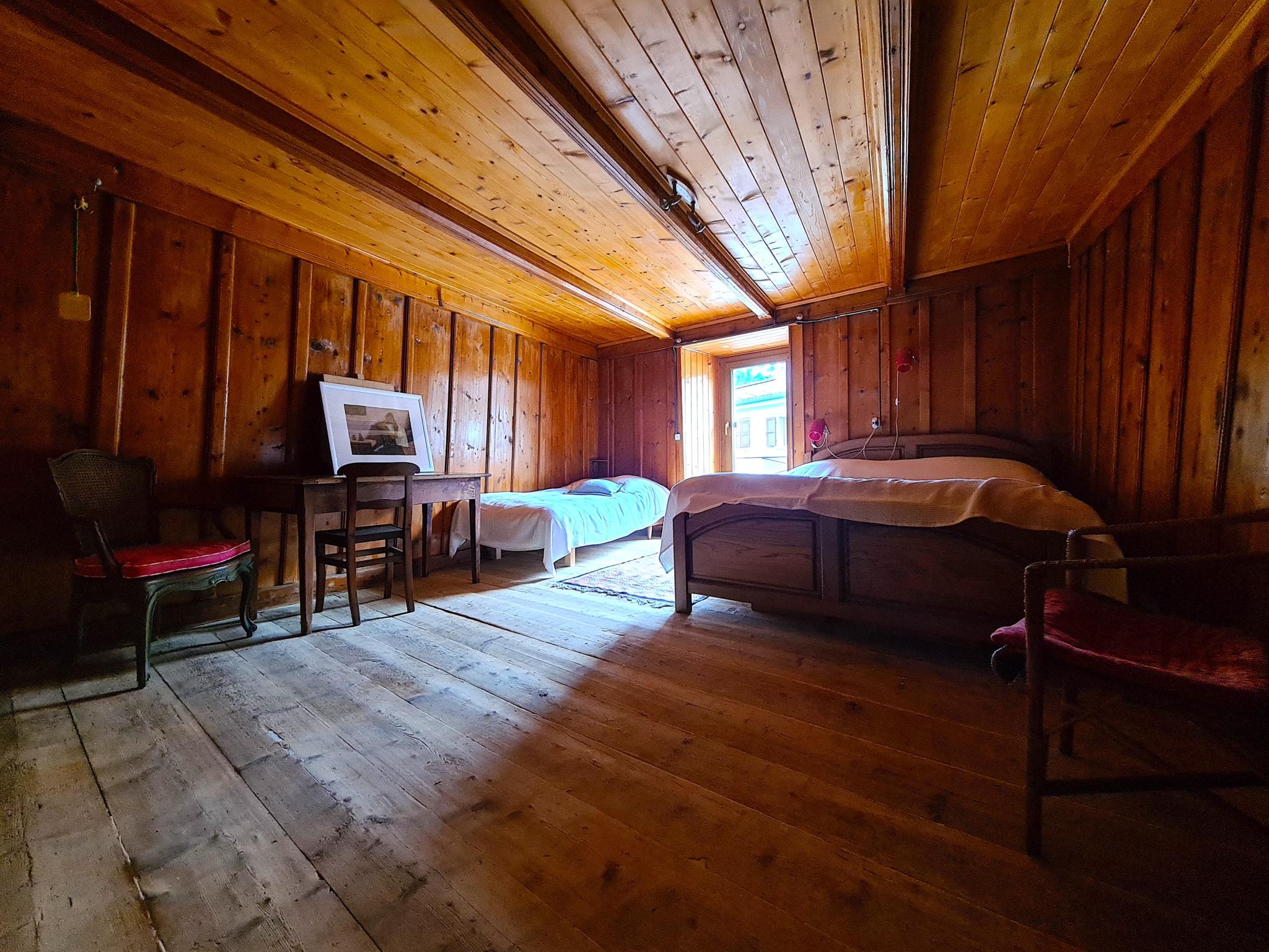 Rustikales Schlafzimmer mit viel Holz