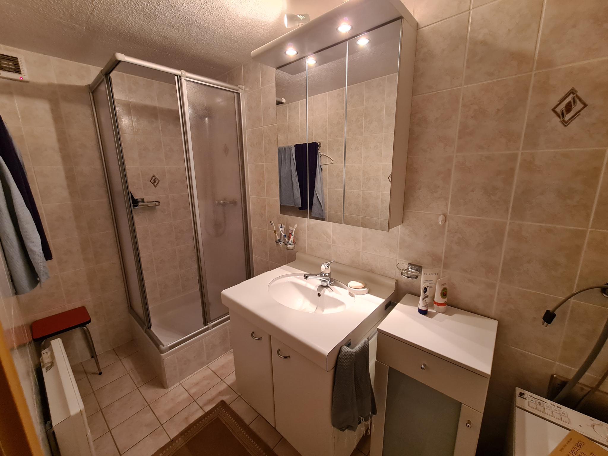 Badezimmer mit Dusche und Waschtisch
