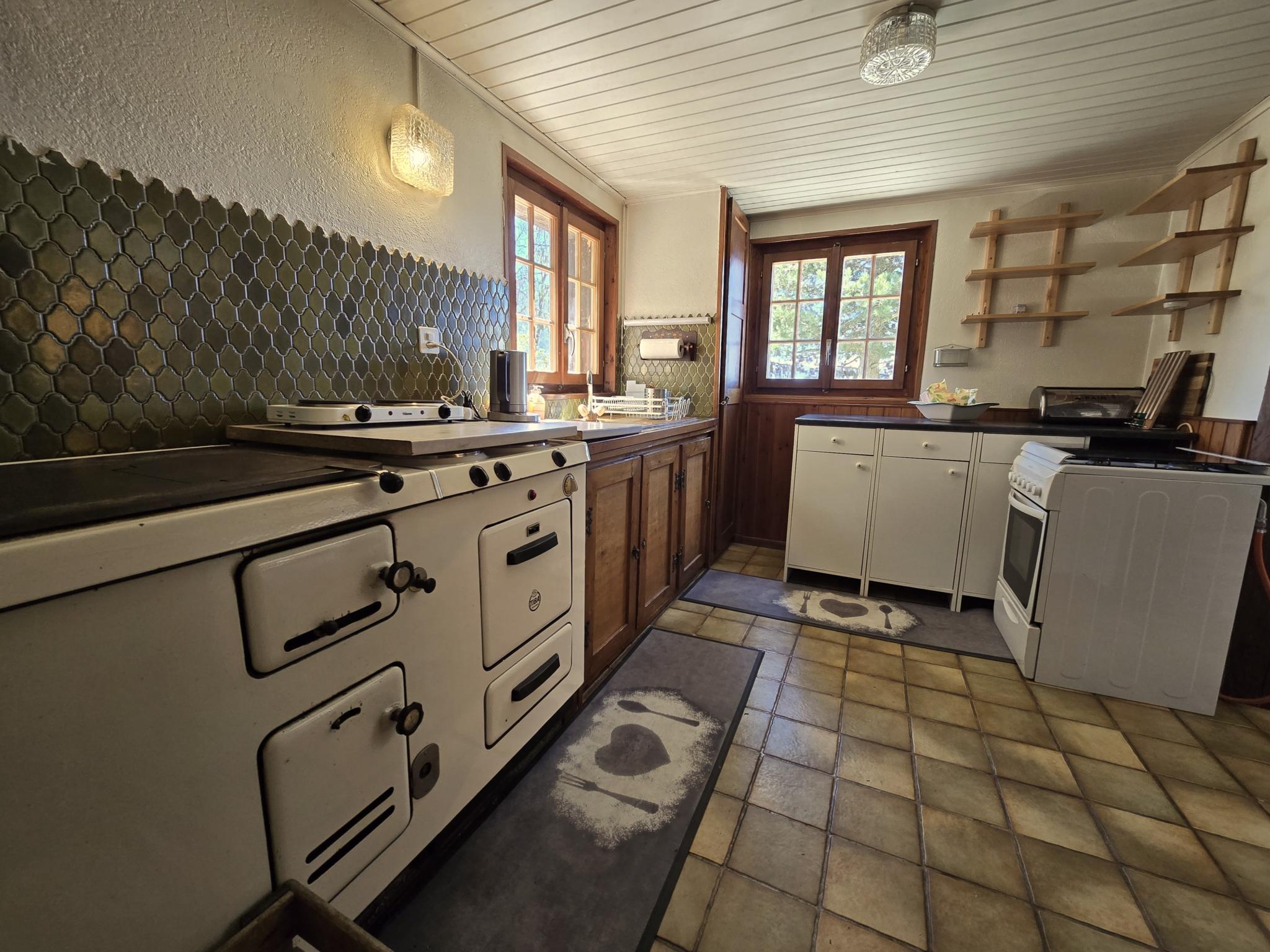 Rustikale Küche mit Ofen und Holzdetails