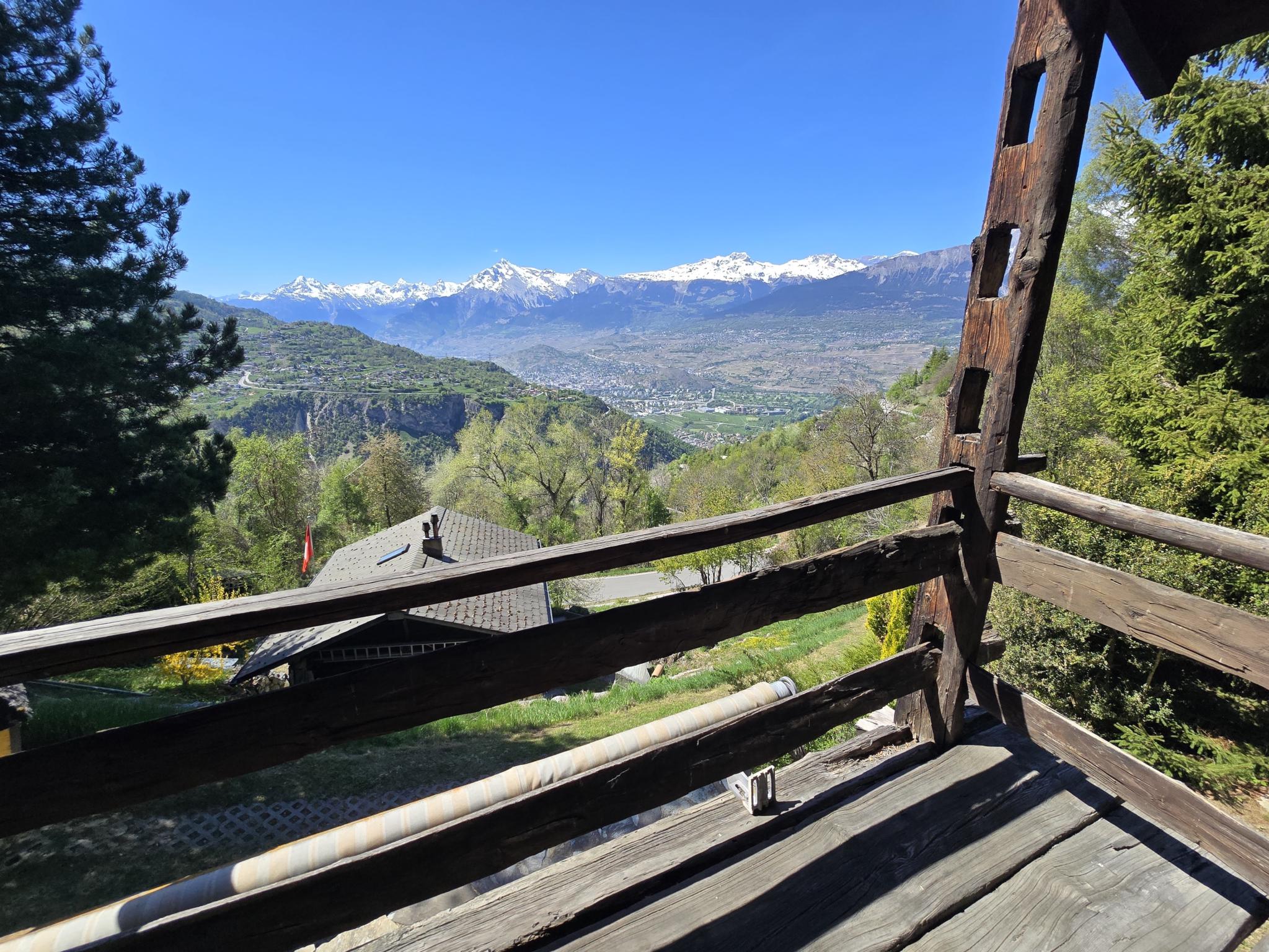 Bergpanorama von einer Holzterrasse