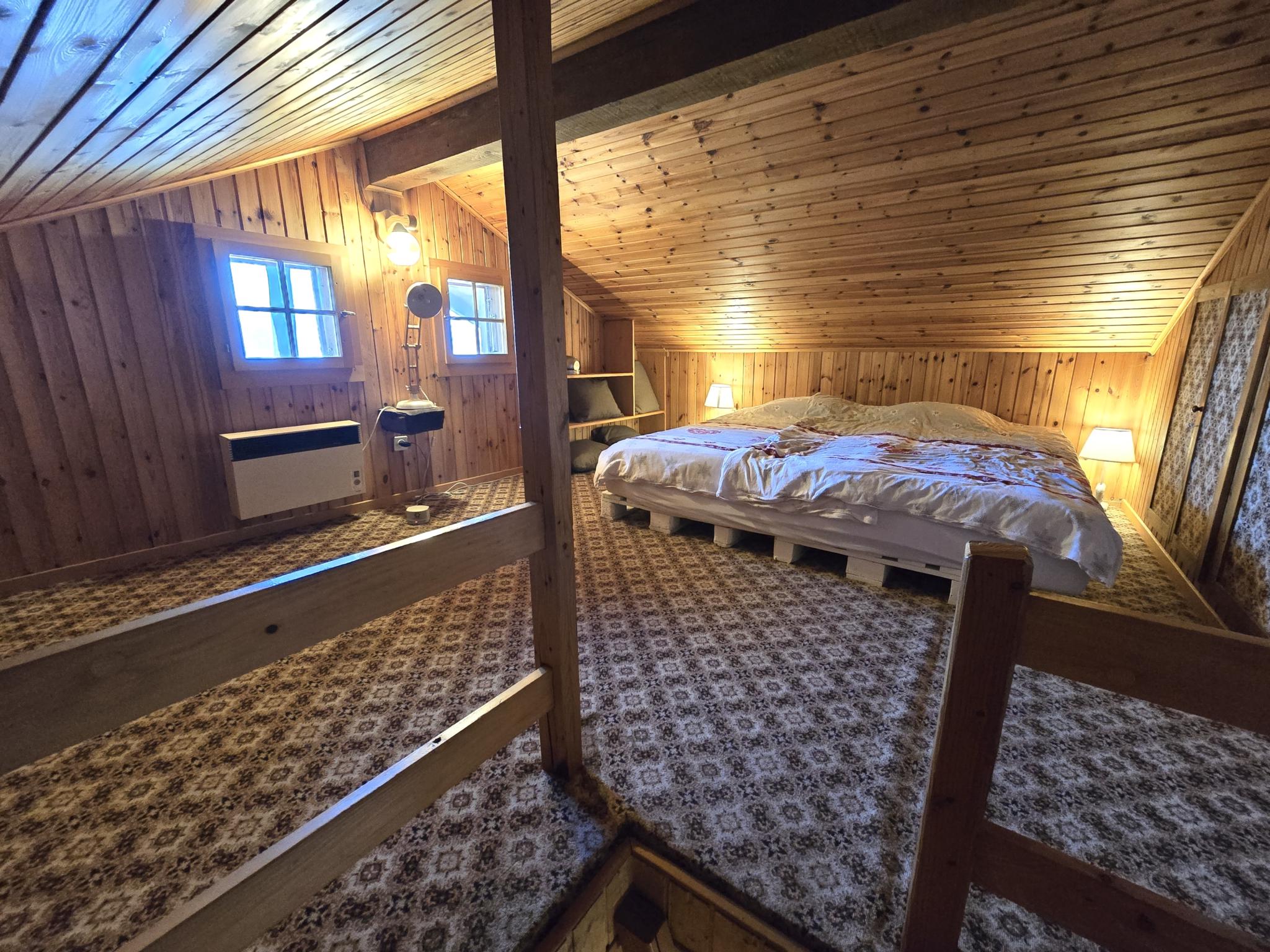 Gemütliches Schlafzimmer mit Holzverkleidung