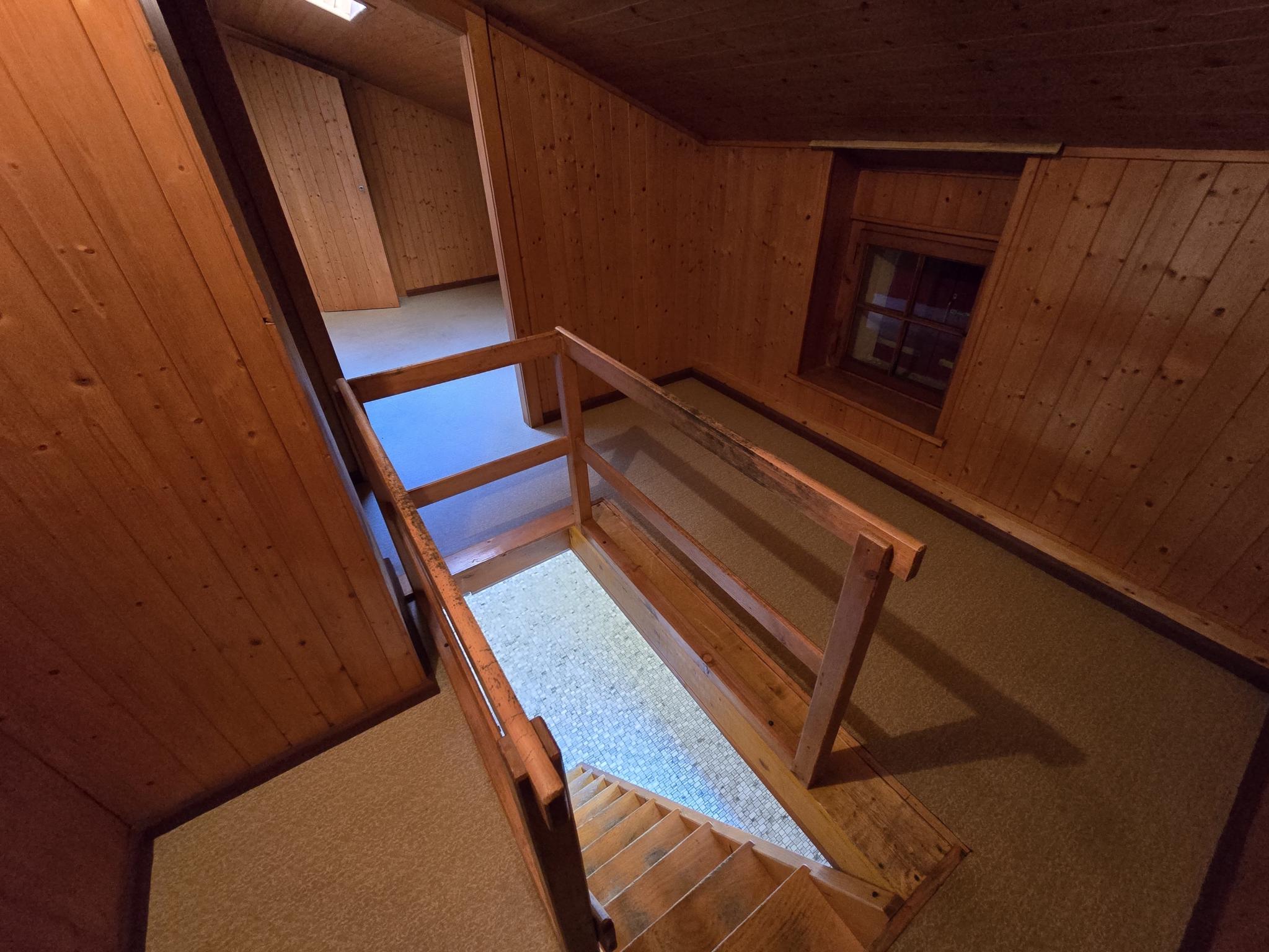 Holzvertäuchter Treppenbereich mit Galerie