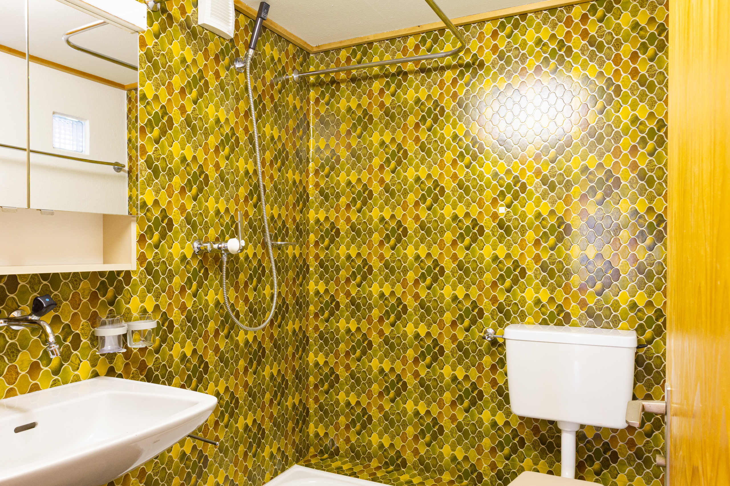 Retro-Badezimmer mit auffälliger Wandverkleidung