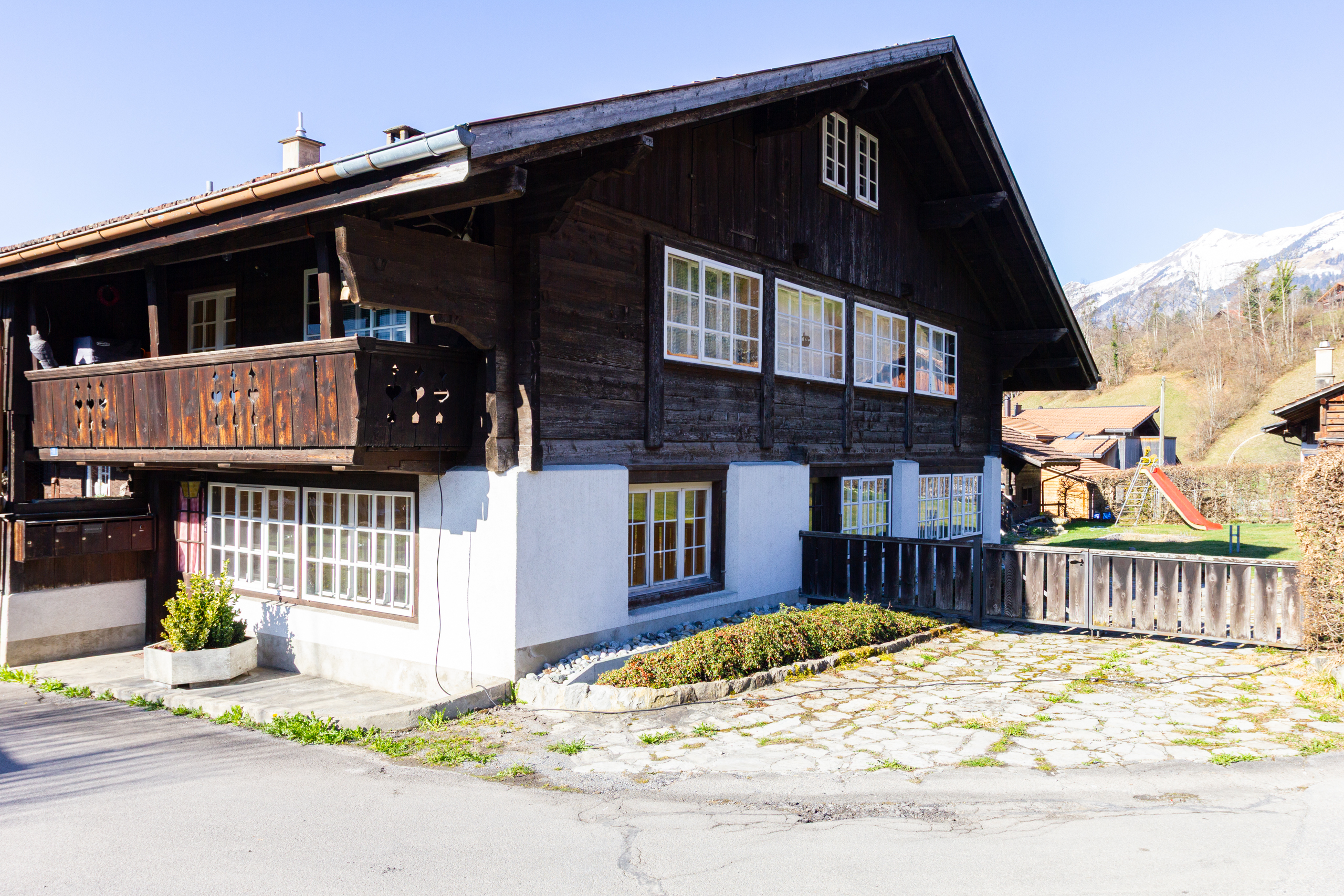 Alpines Holzhaus mit Bergblick