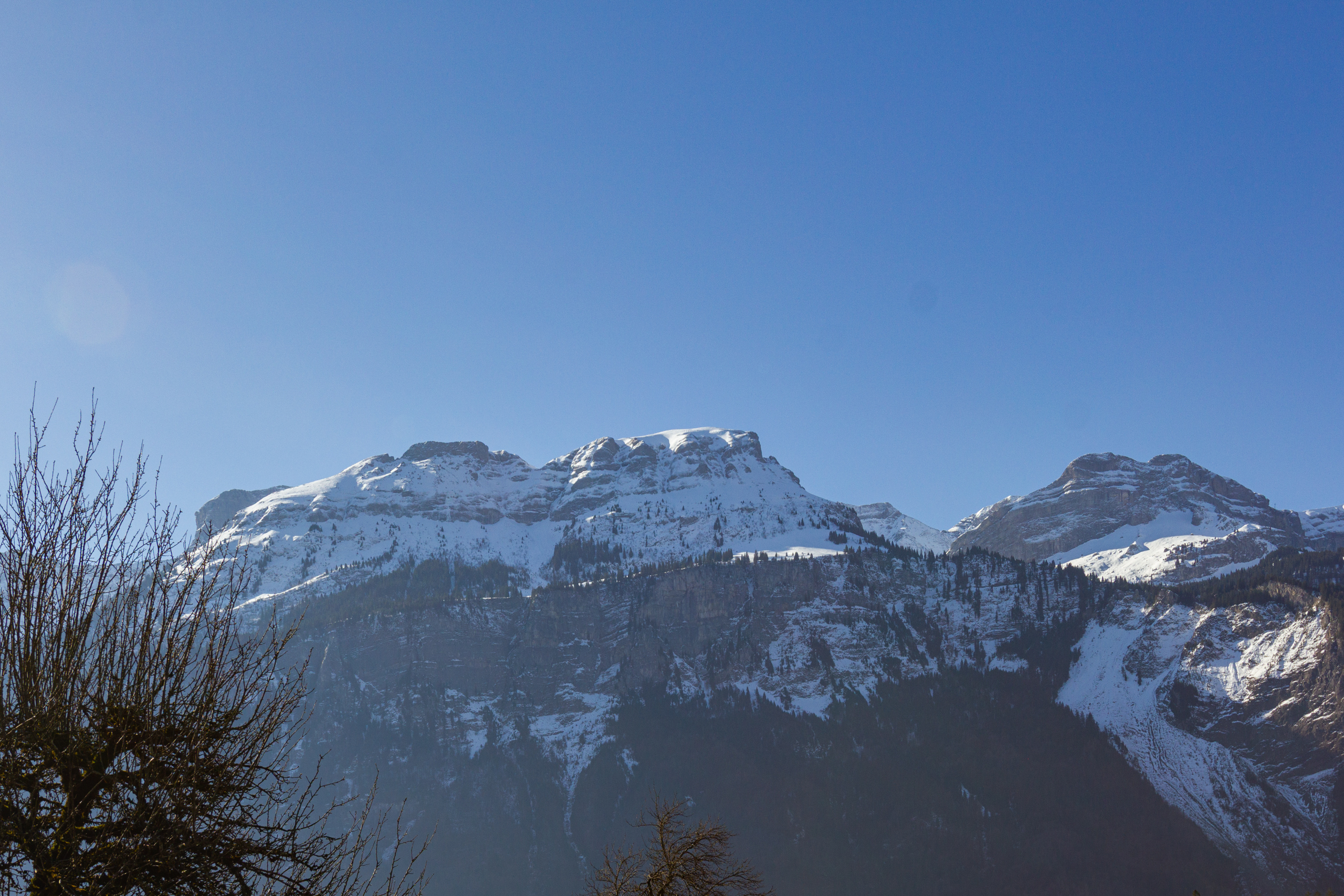 Berglandschaft mit Schneegipfeln