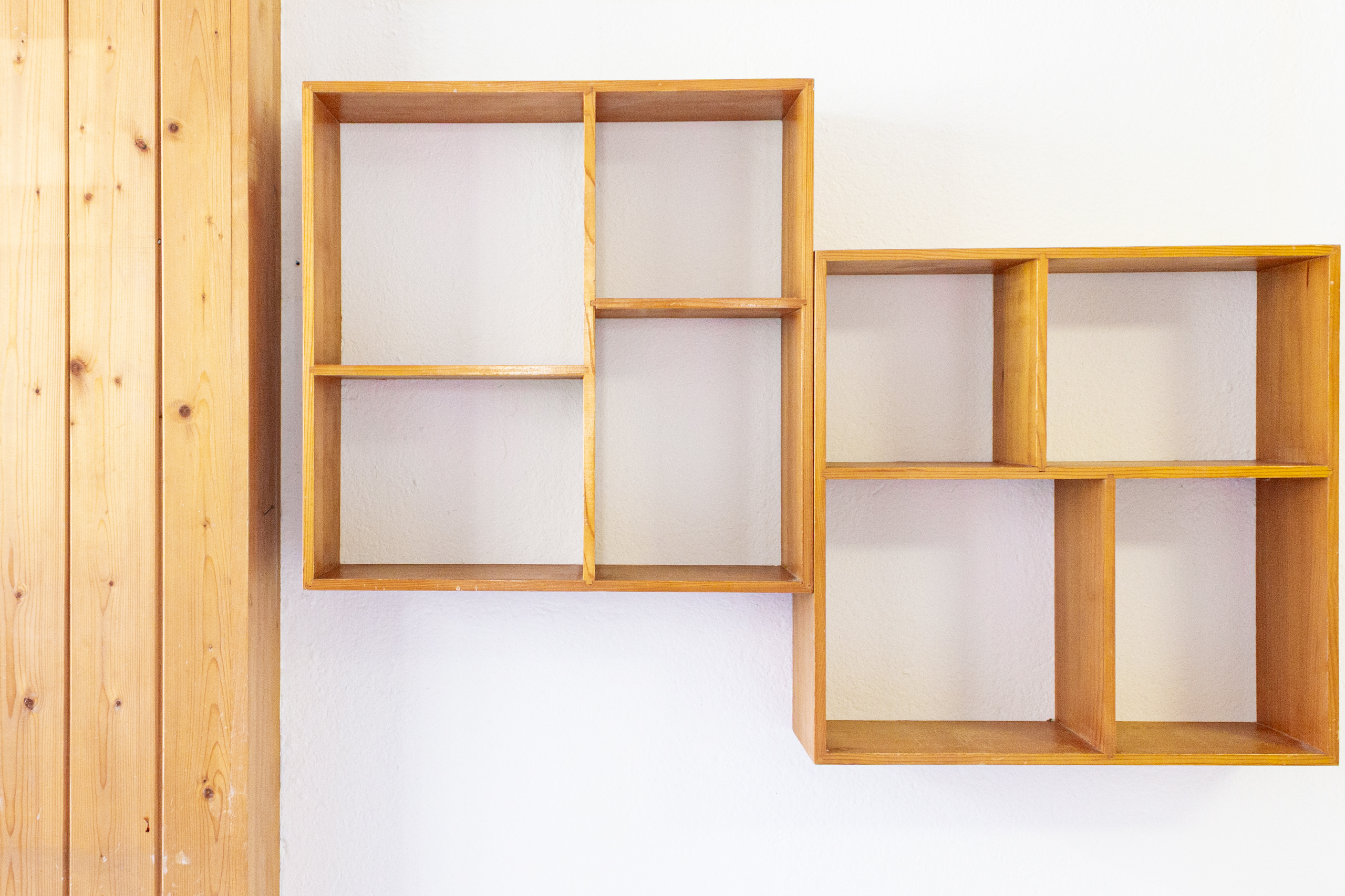Wandregale aus Holz an weißer Wand