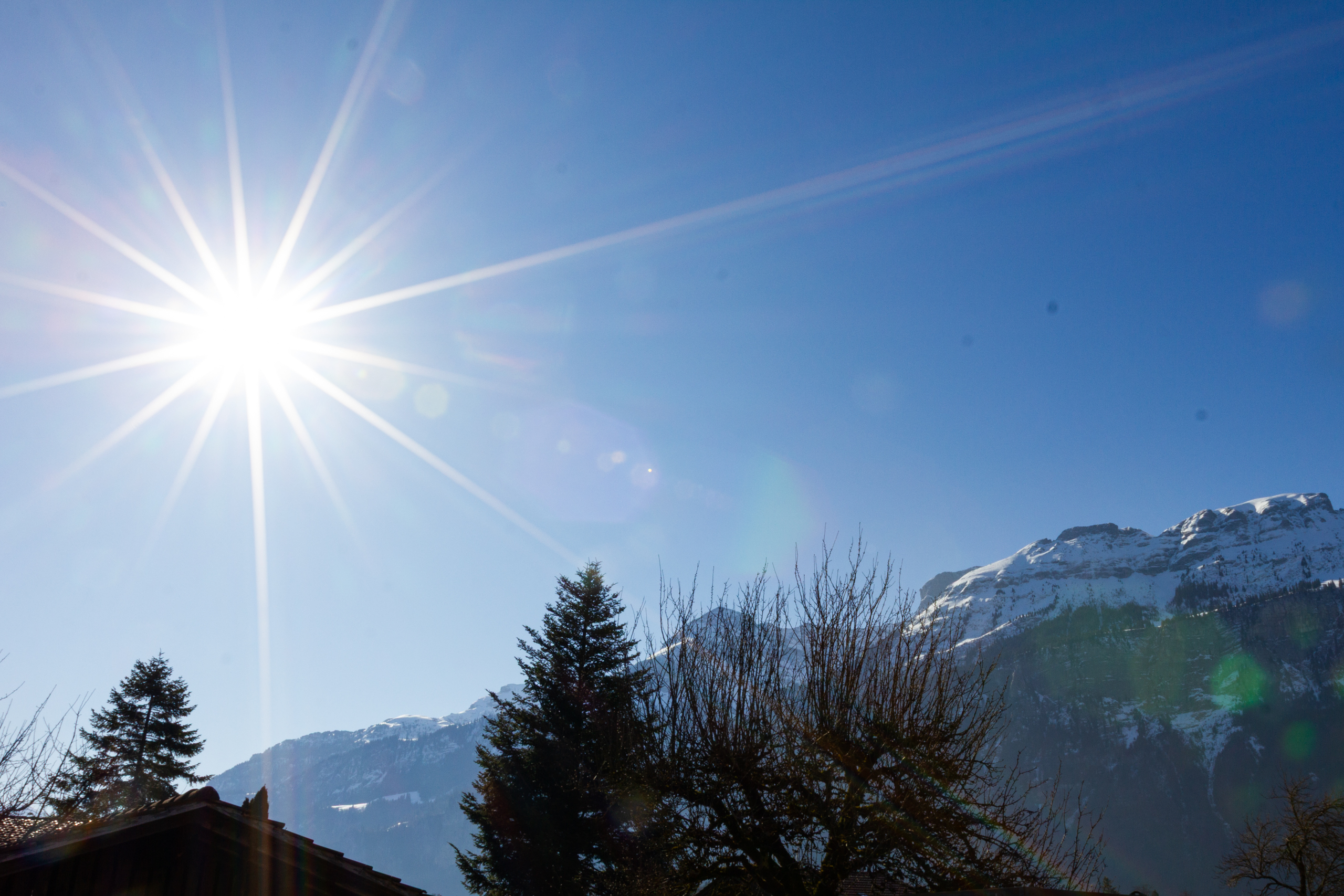 Bergblick mit strahlender Sonne