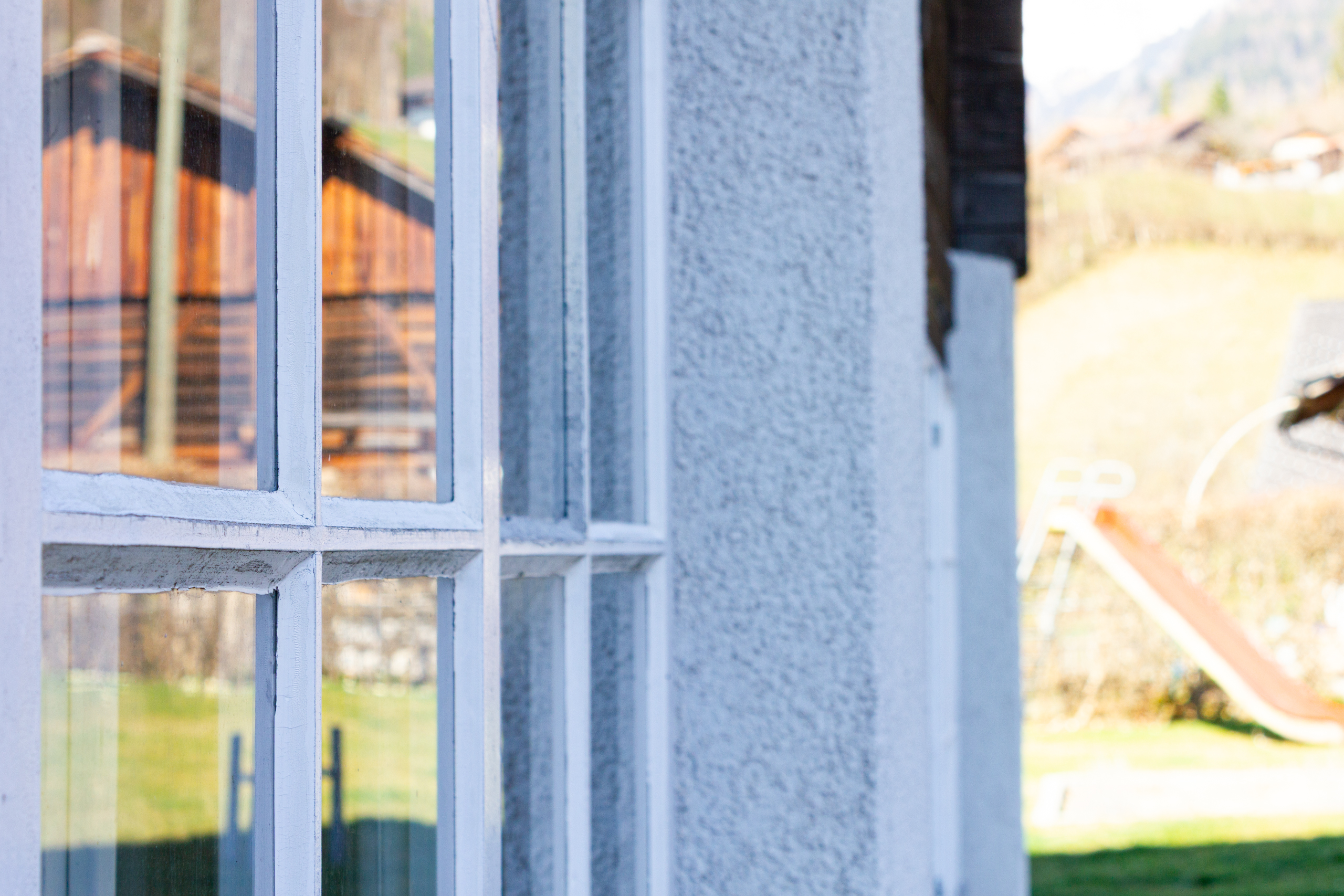 Nahaufnahme eines Fensters an einer Fassade