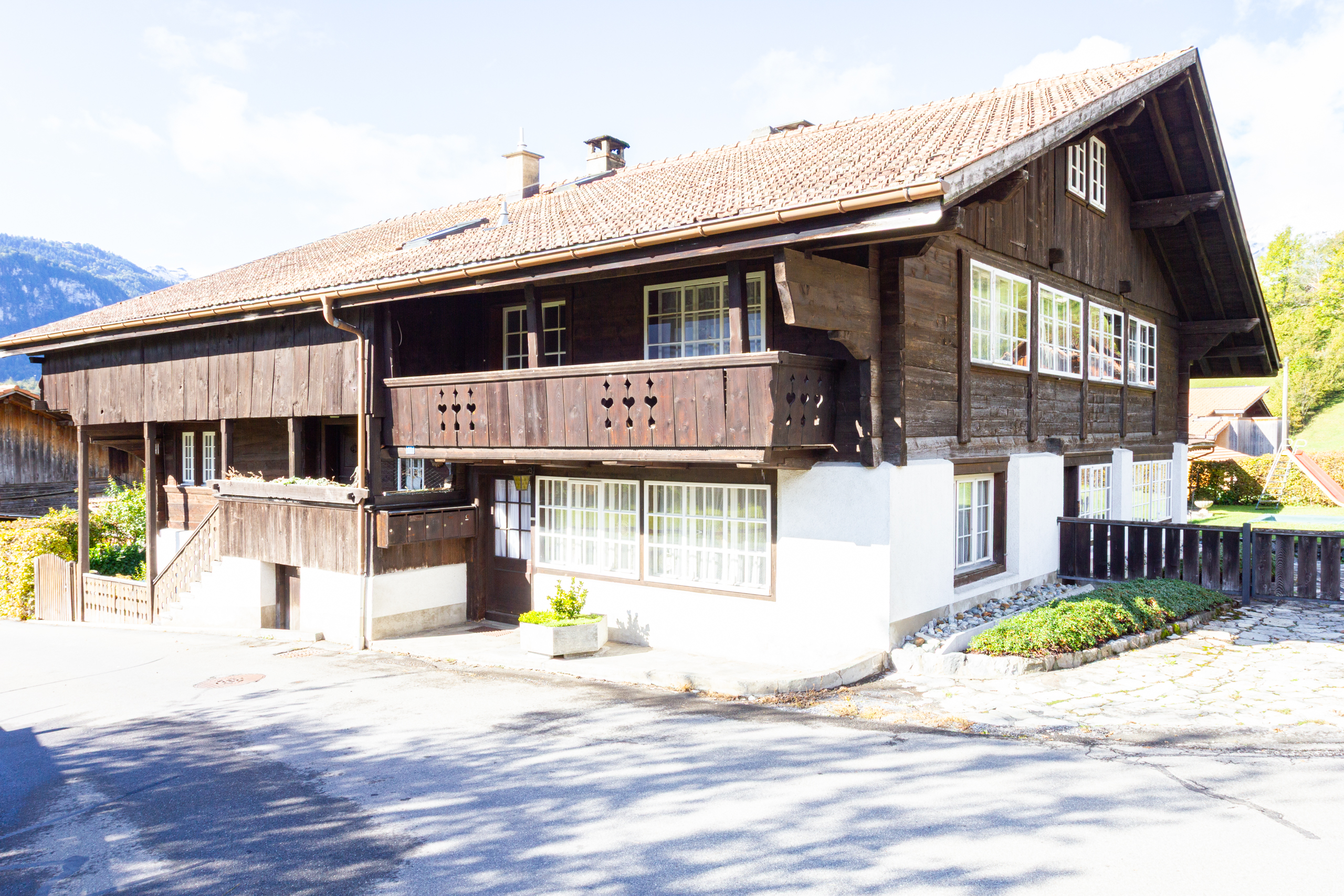 Traditionelles Holzhaus in alpiner Umgebung