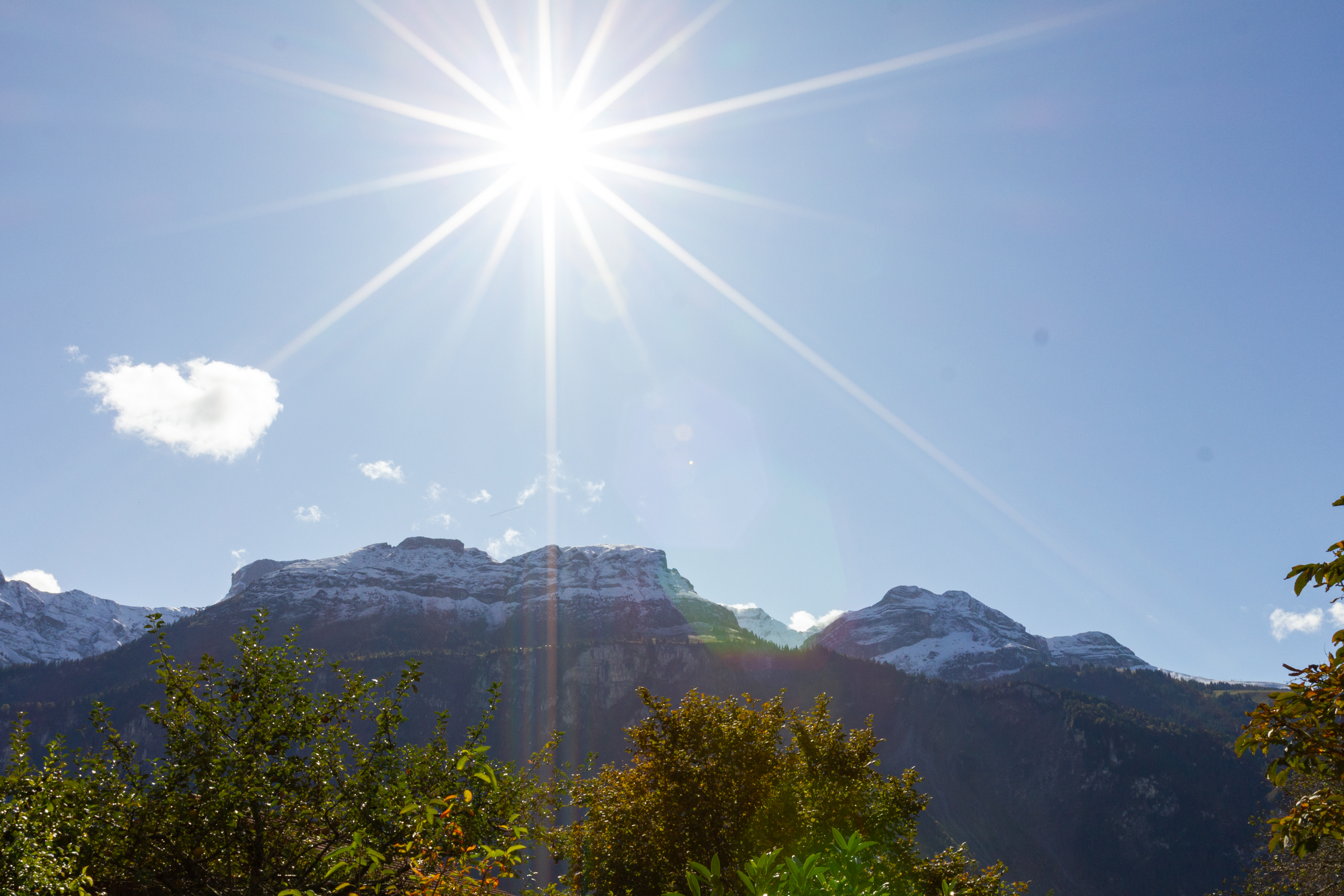 Bergpanorama mit starker Sonneneinstrahlung