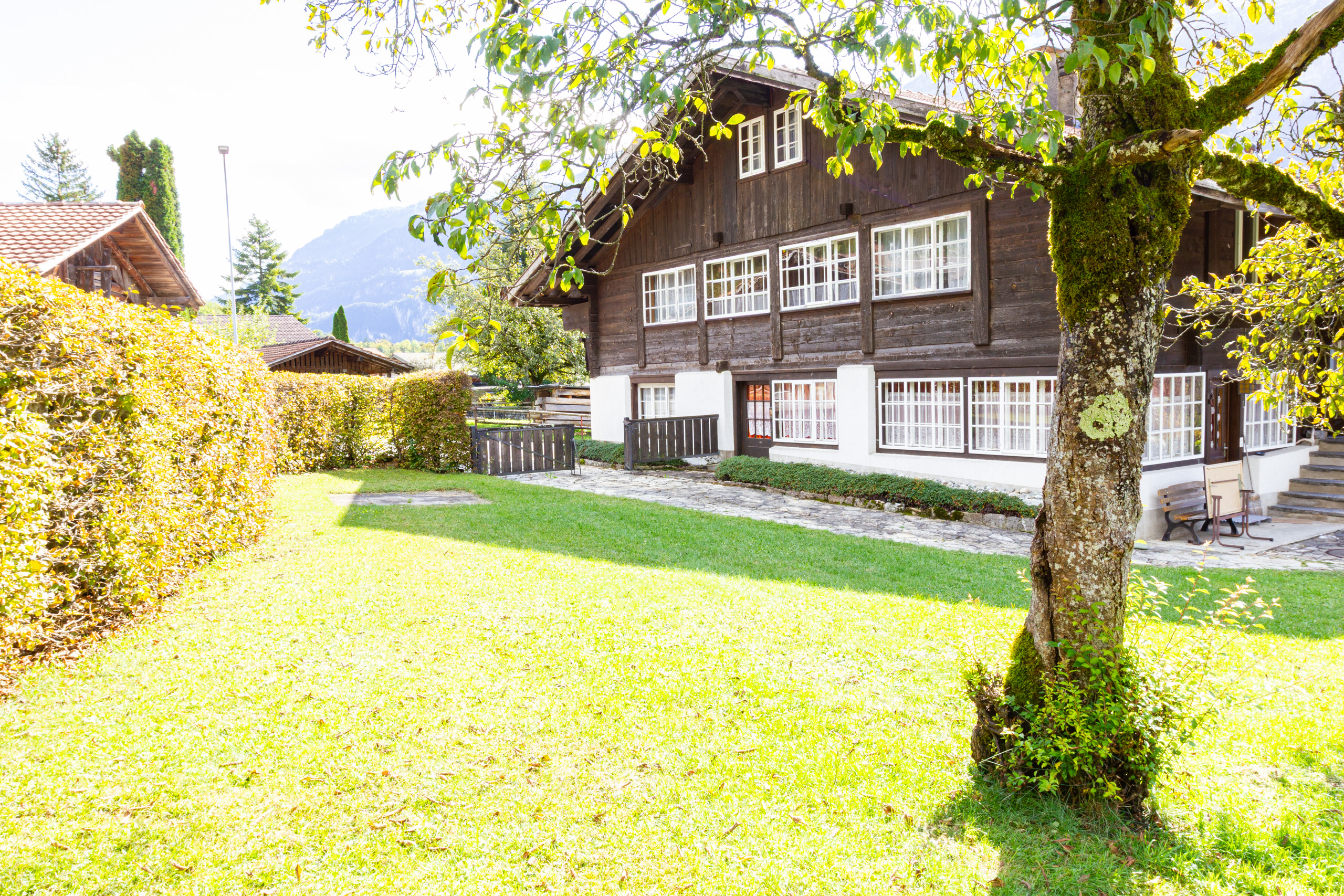 Alpines Holzhaus mit großem Garten