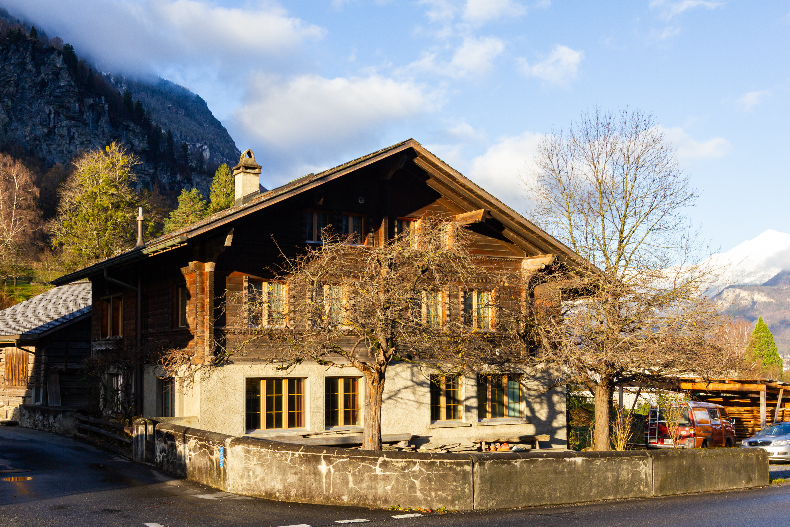 Alpenhaus mit Holzfassade