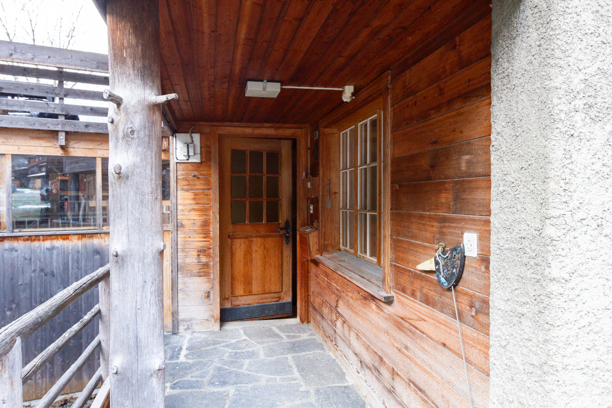 Holzverkleideter Eingangsbereich im Chalet-Stil