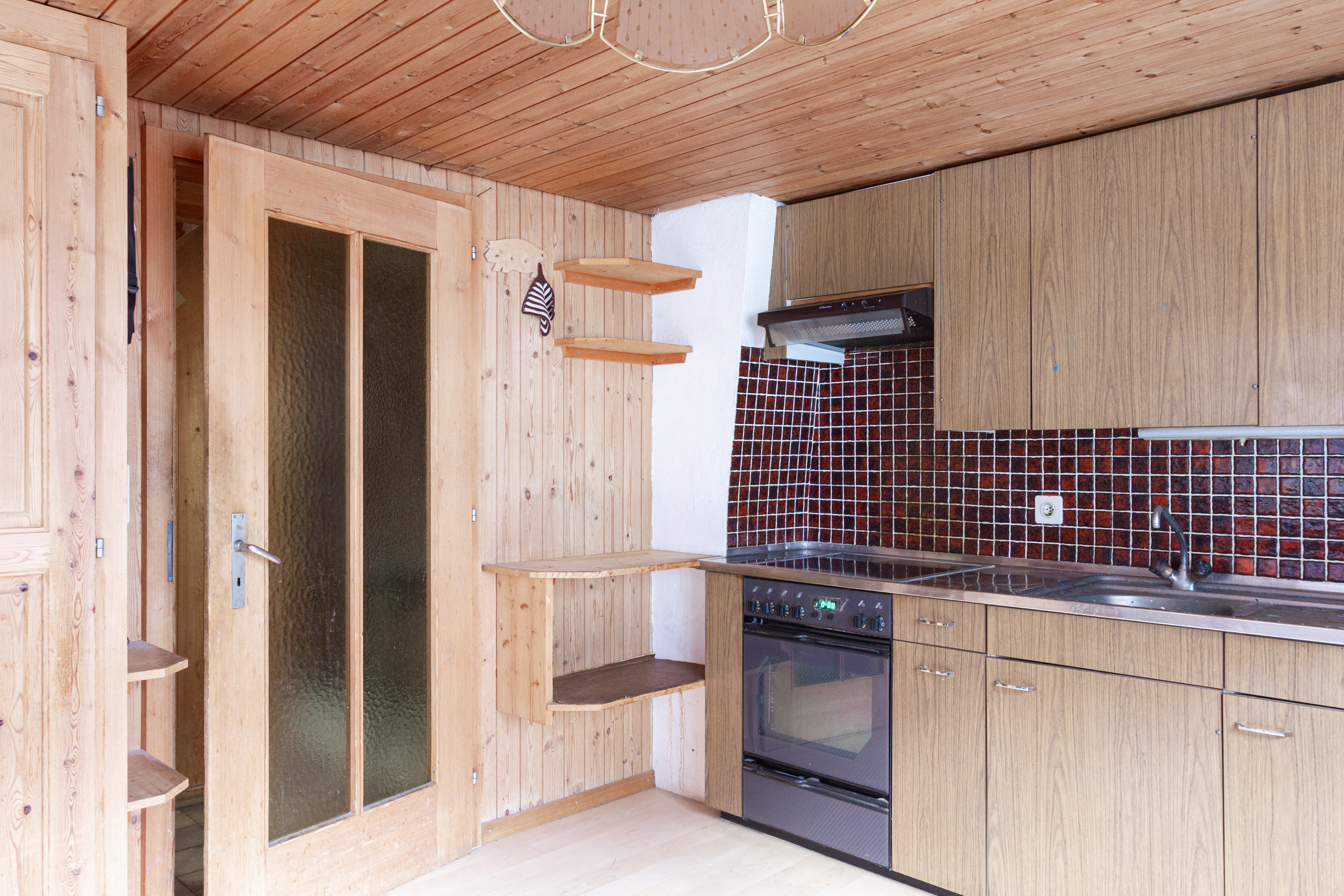 Kleine Holz-Küche mit rustikalem Charakter