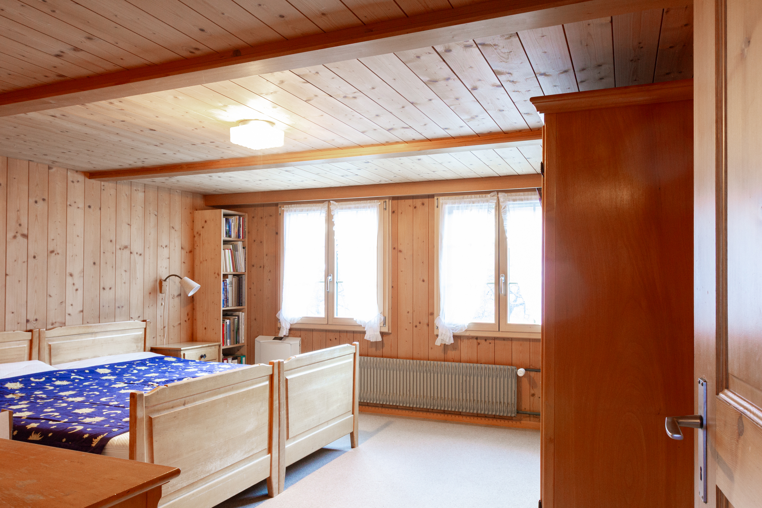 Gemütliches Schlafzimmer mit viel Holz