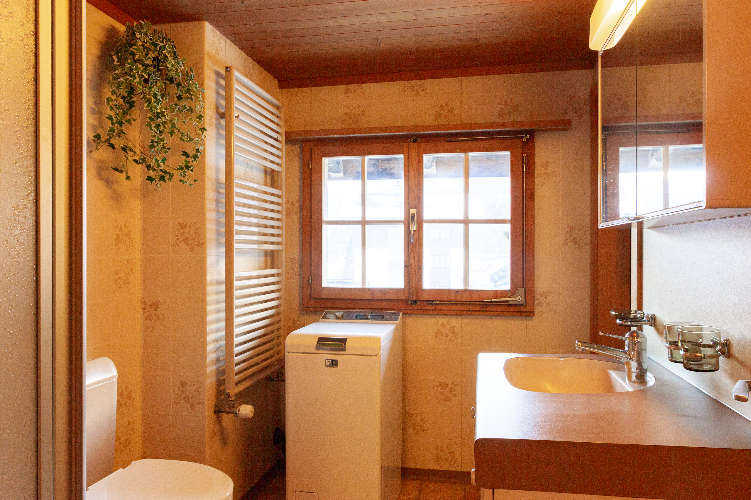 Kleines Badezimmer mit Fenster