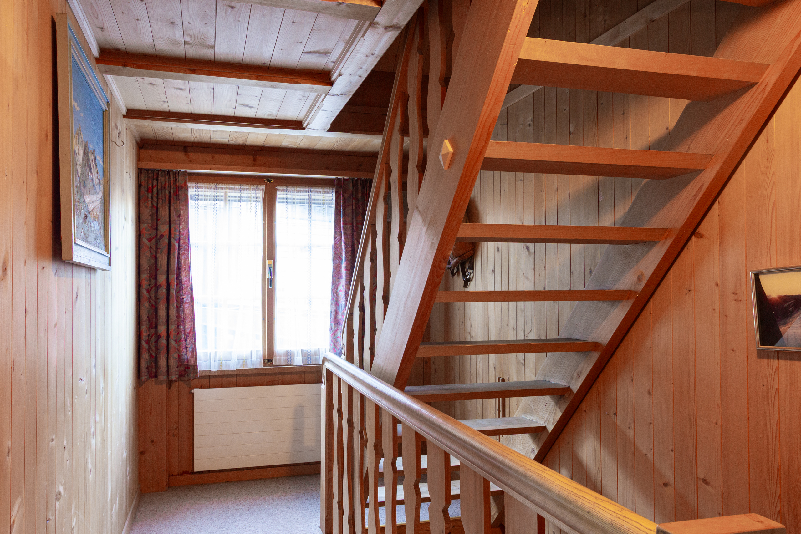 Holztreppe im Flur
