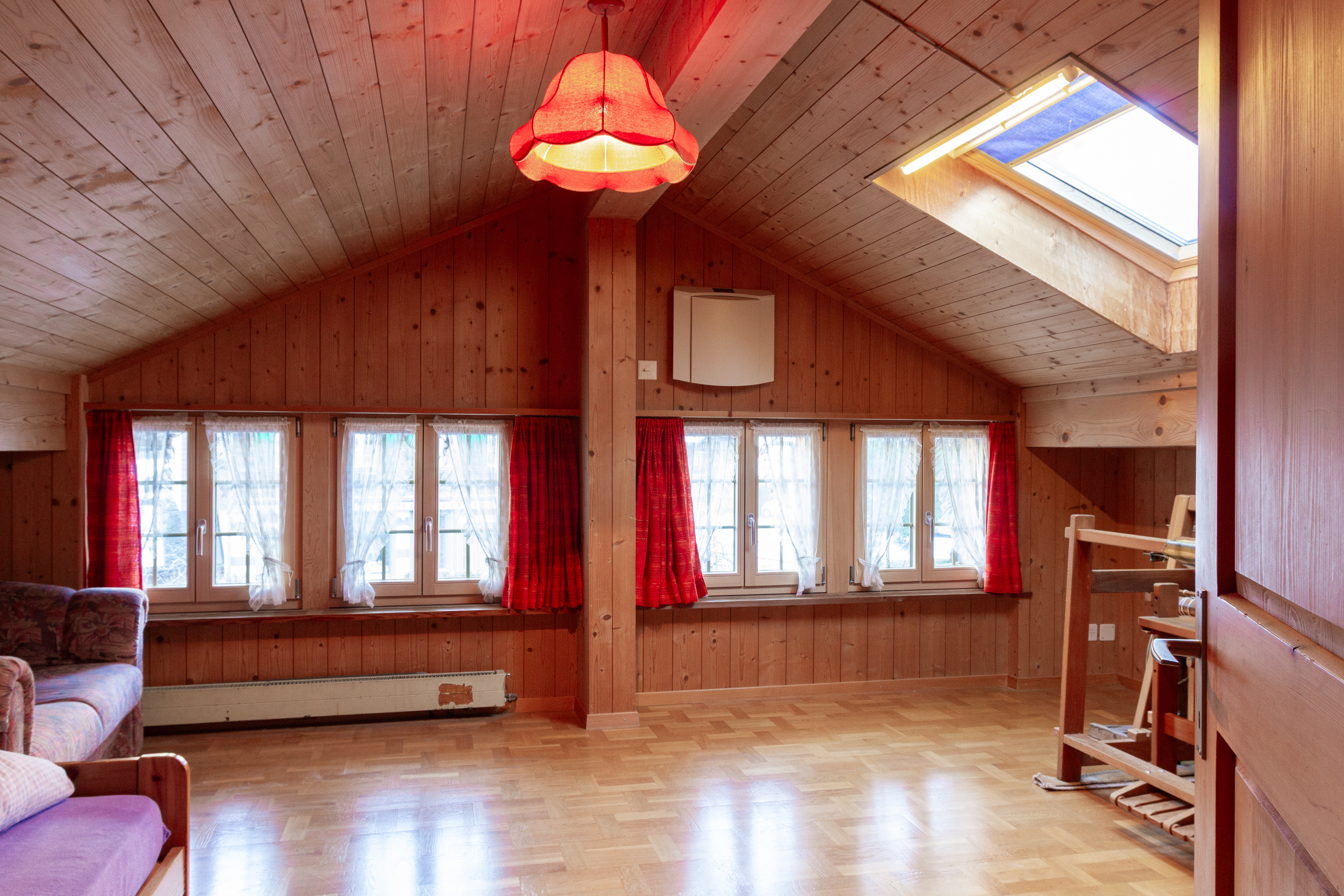 Dachgeschoss-Wohnraum mit Holzverkleidung
