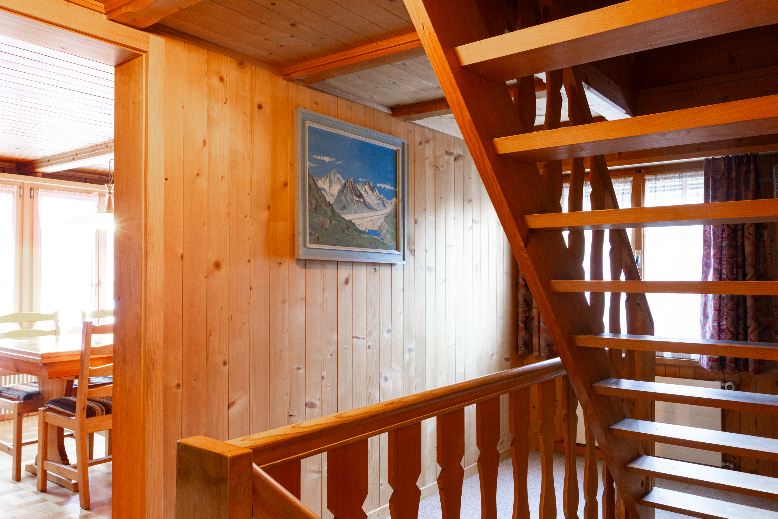 Holzinterieur mit Treppe und Essbereich