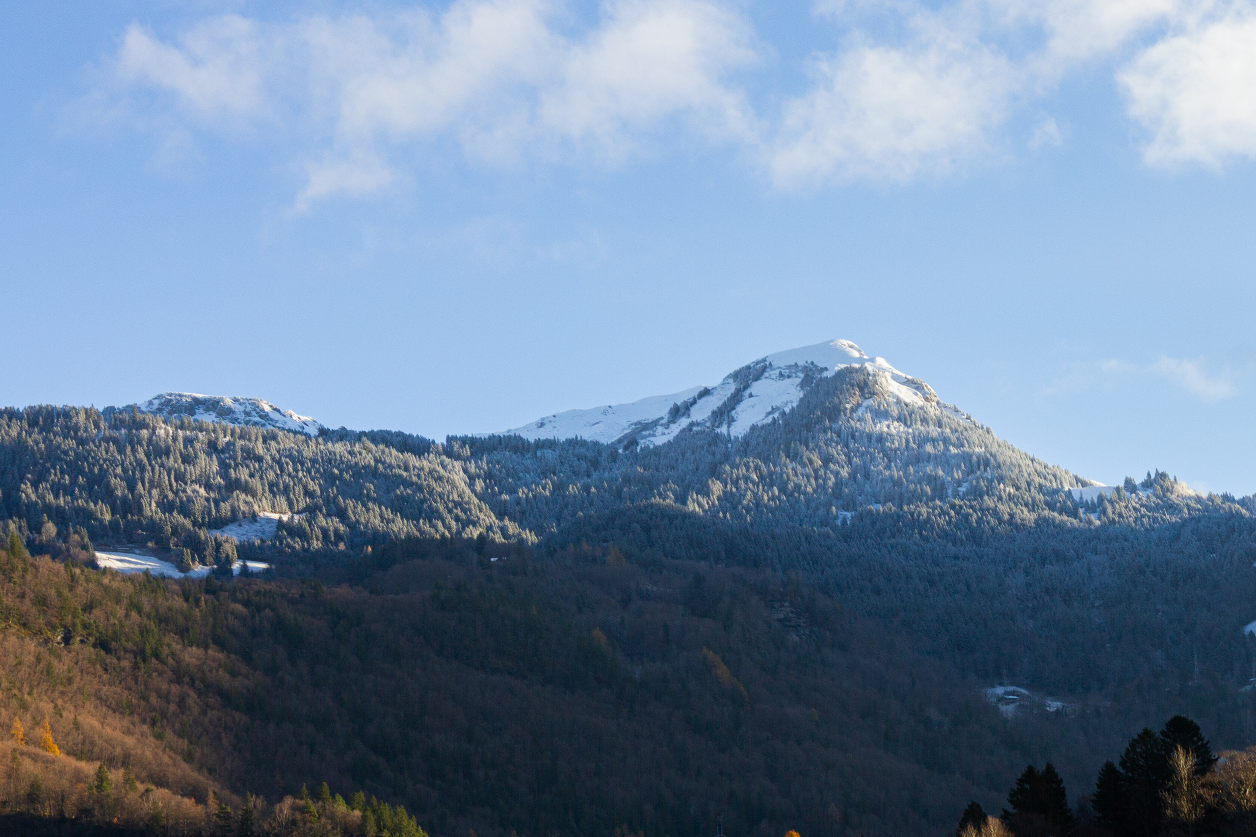 Berglandschaft mit Schneegipfeln