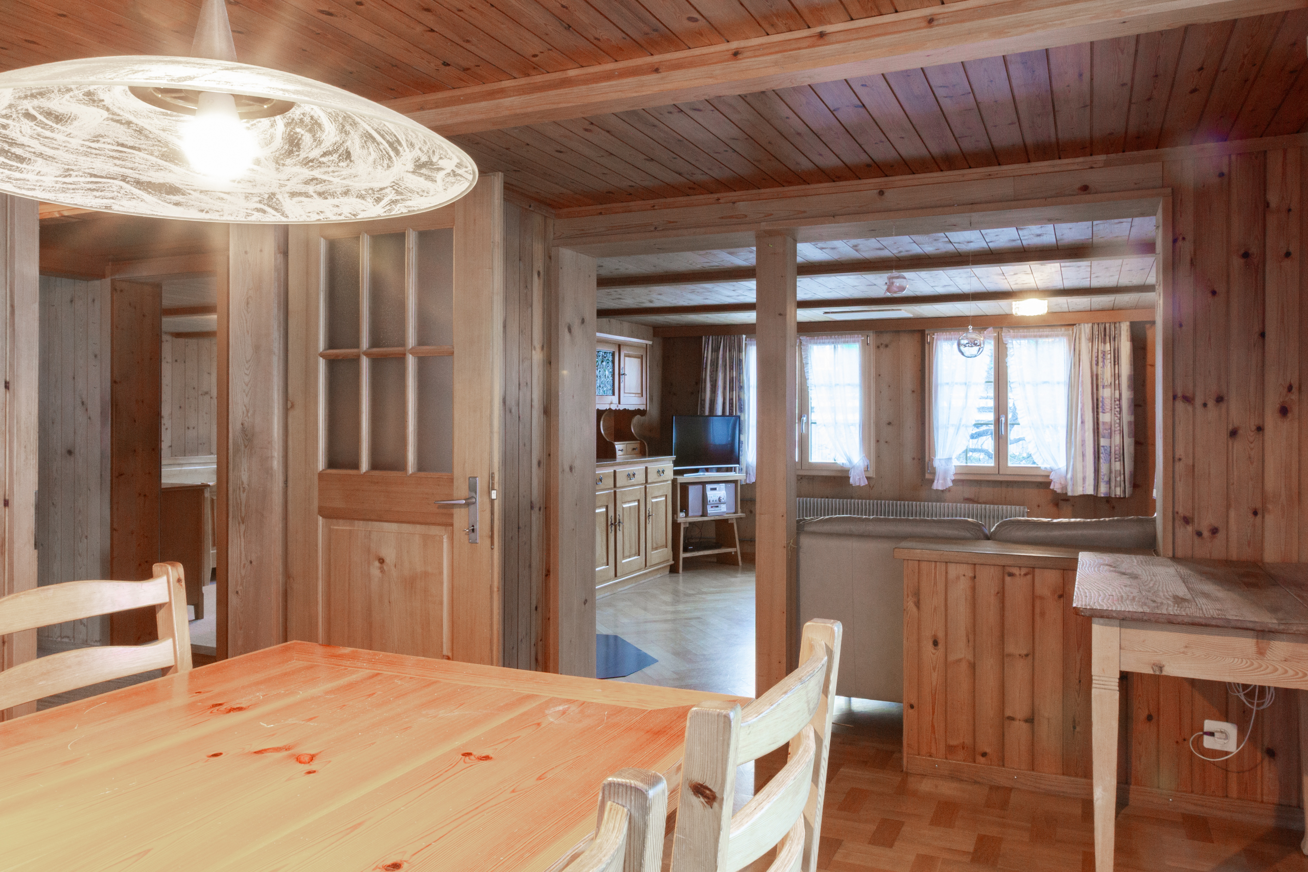 Rustikale Holzwohnung mit Blick in Wohnbereich