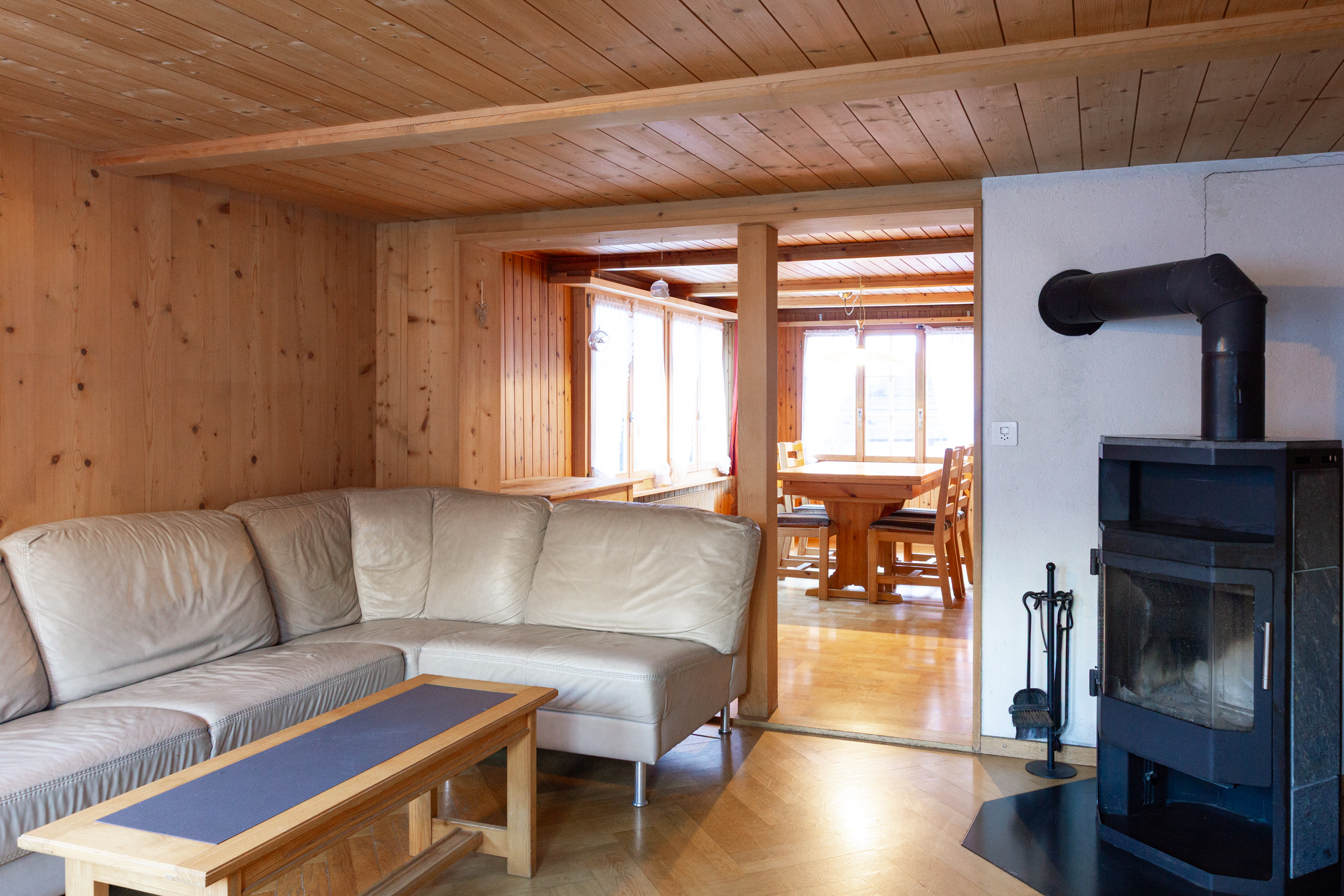 Gemütlicher Wohnraum mit Holzverkleidung und Kamin