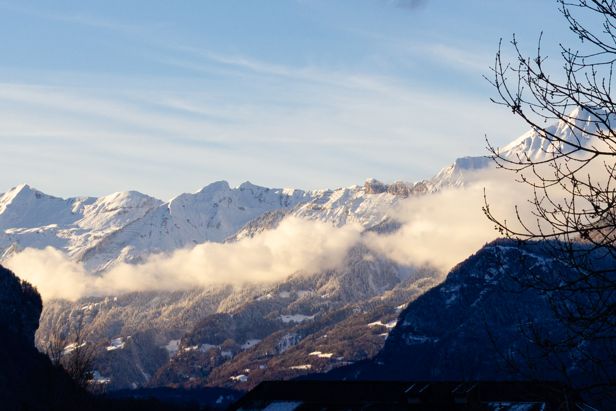 Bergpanorama mit Schnee und Wolken