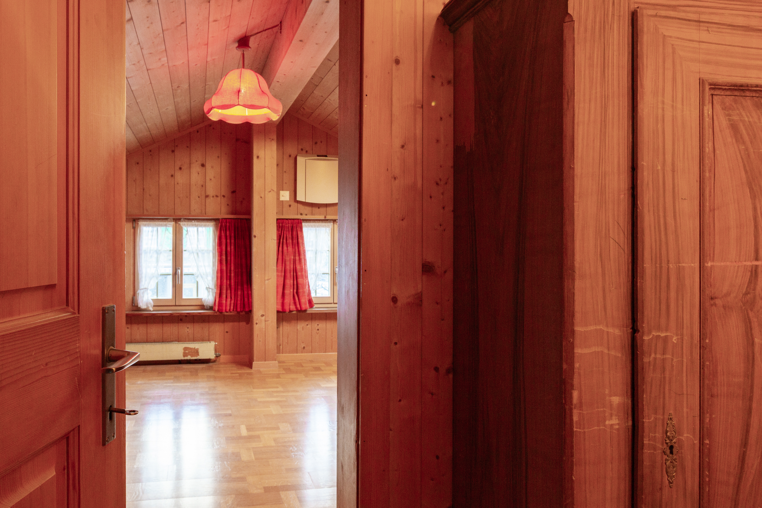 Holzvertäfelter Raum mit Dachschräge