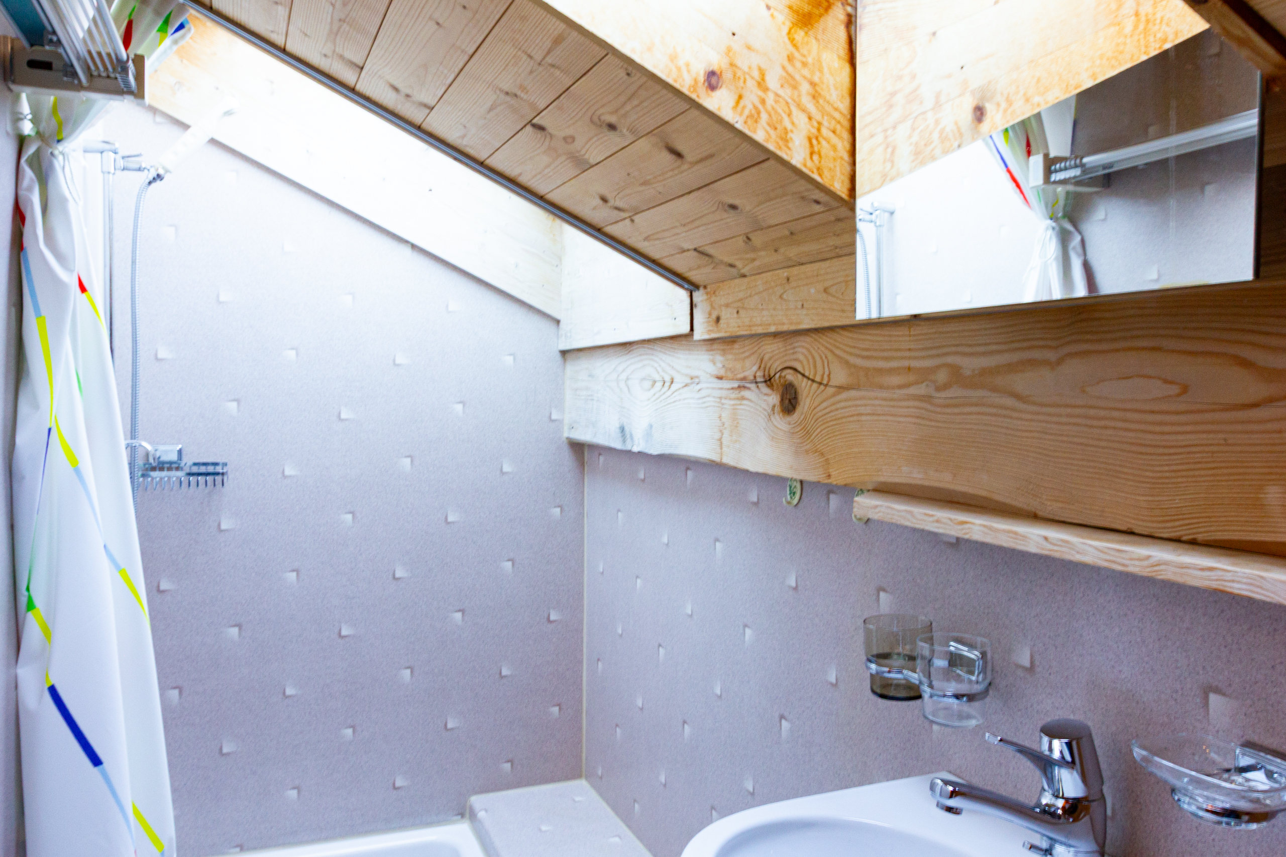 Kleines Bad mit Badewanne