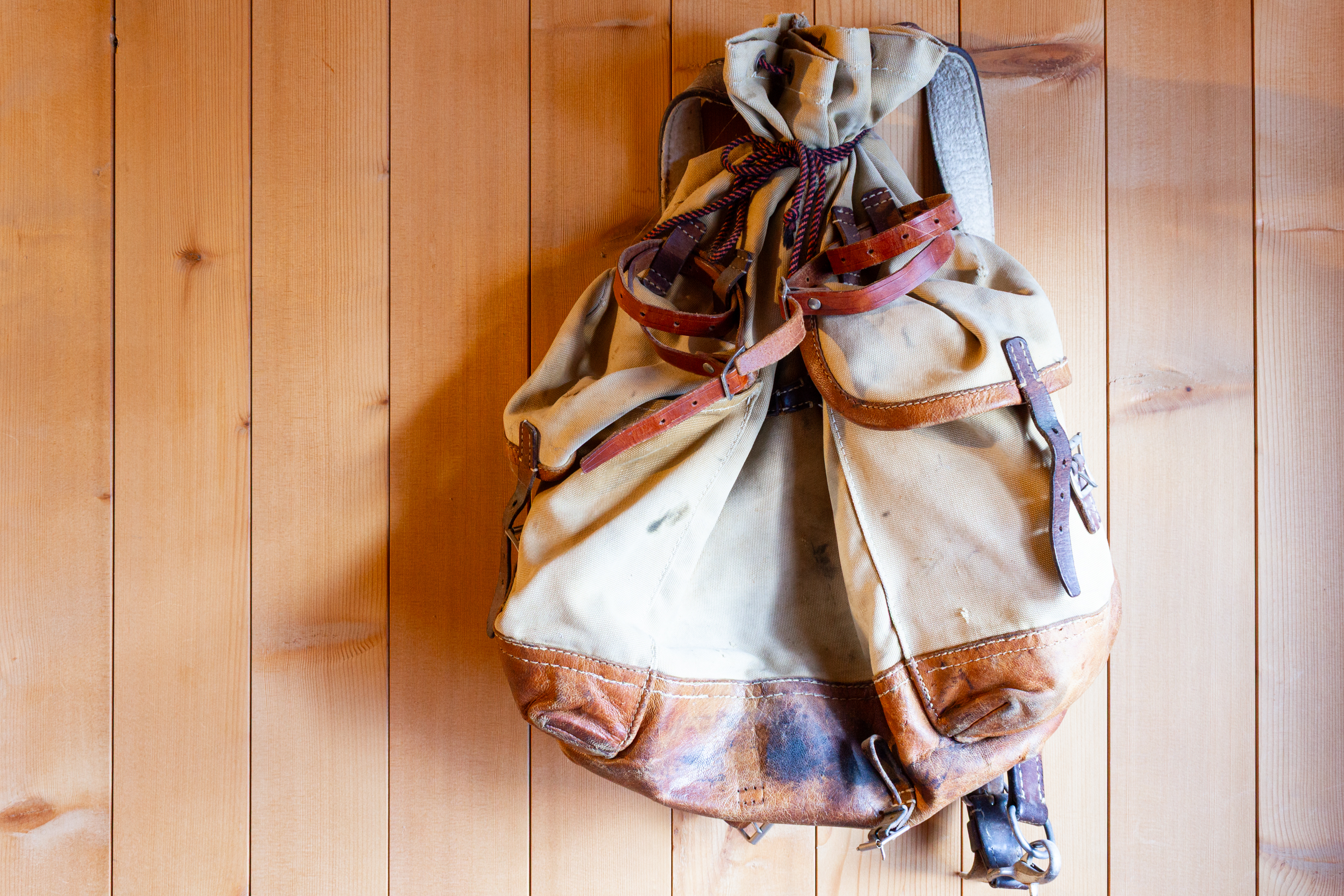 Ledertasche an Holzvertäfelung