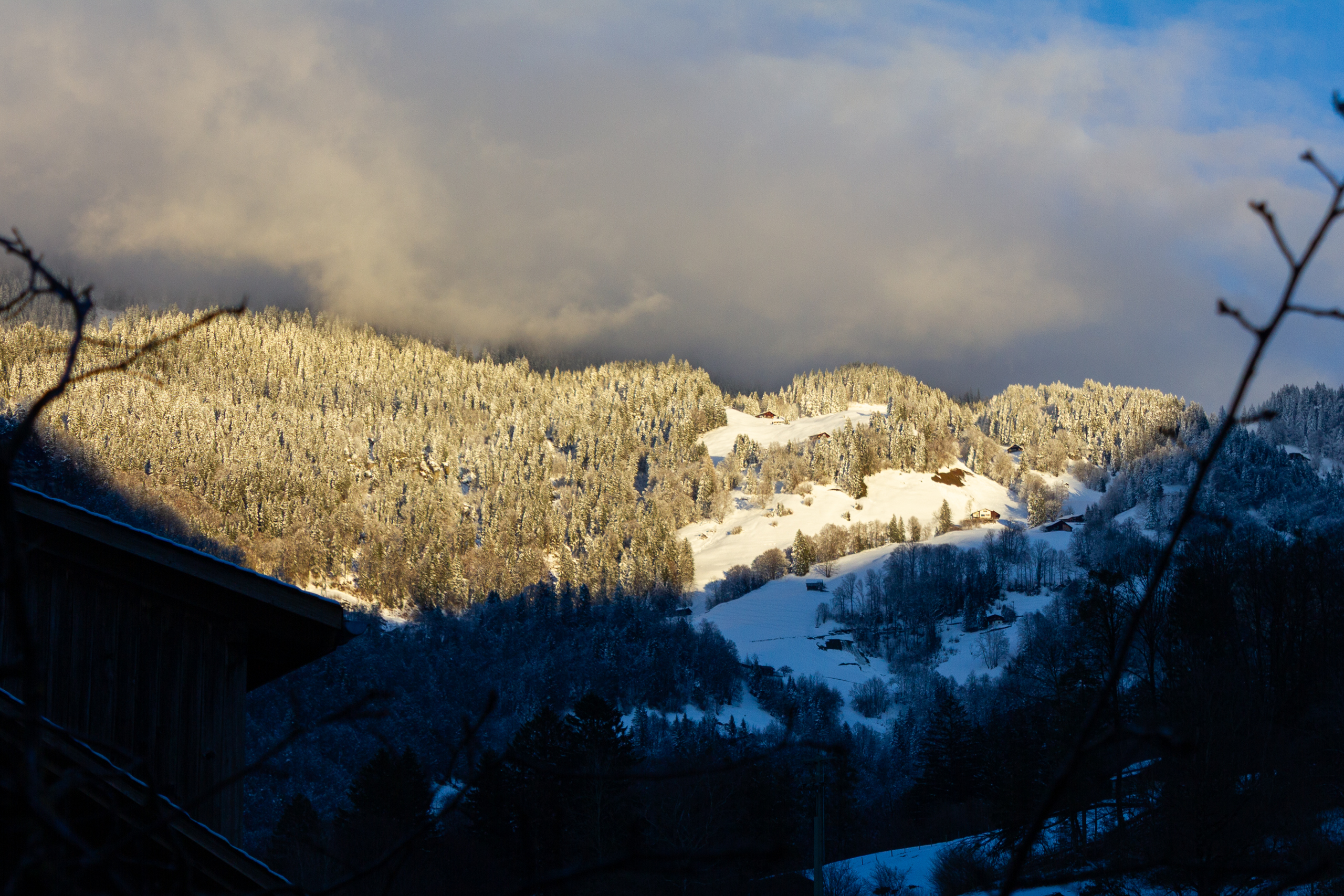 Winterliche Berglandschaft mit Talblick